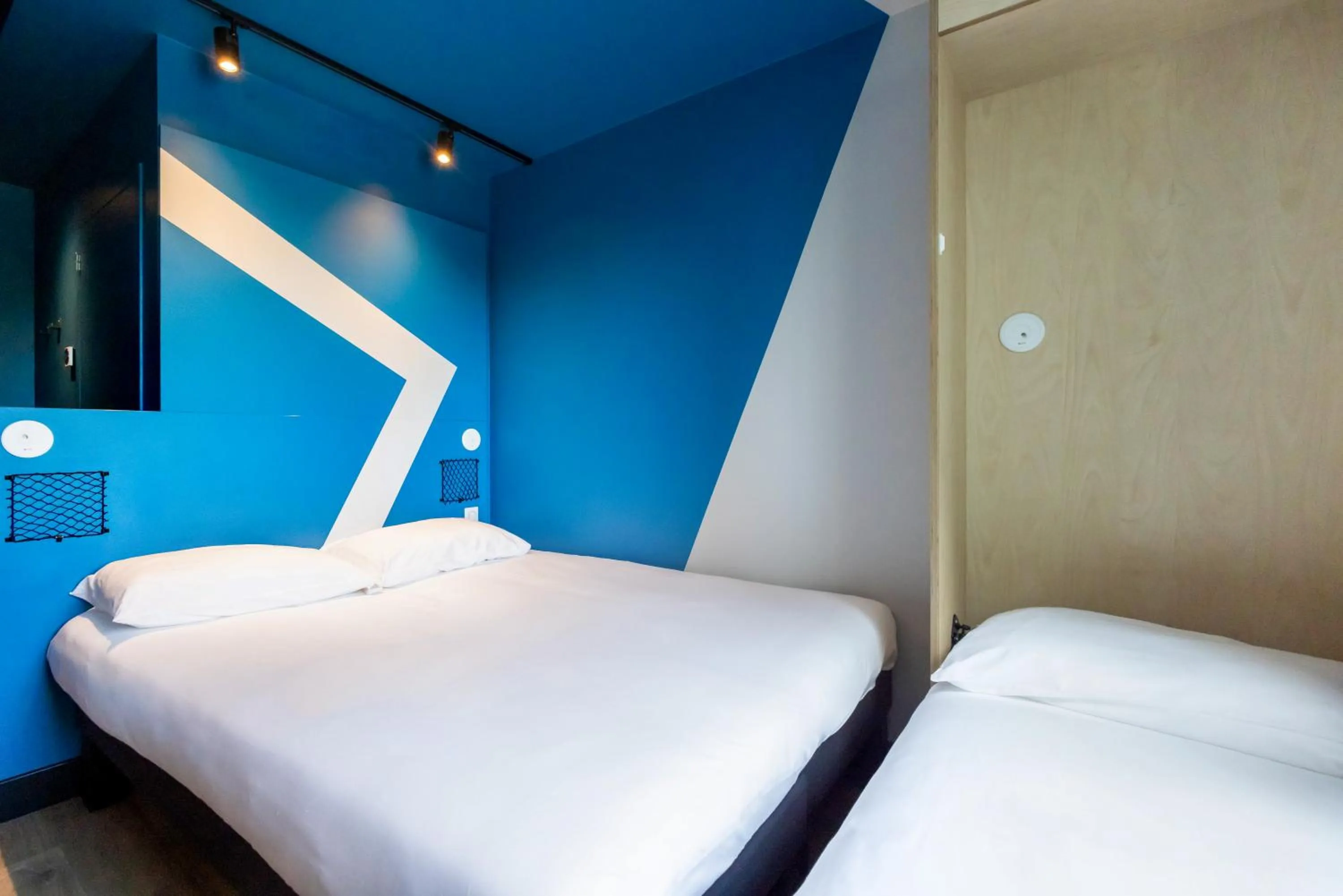 Bedroom, Bed in ibis Budget La Rochelle Centre gare