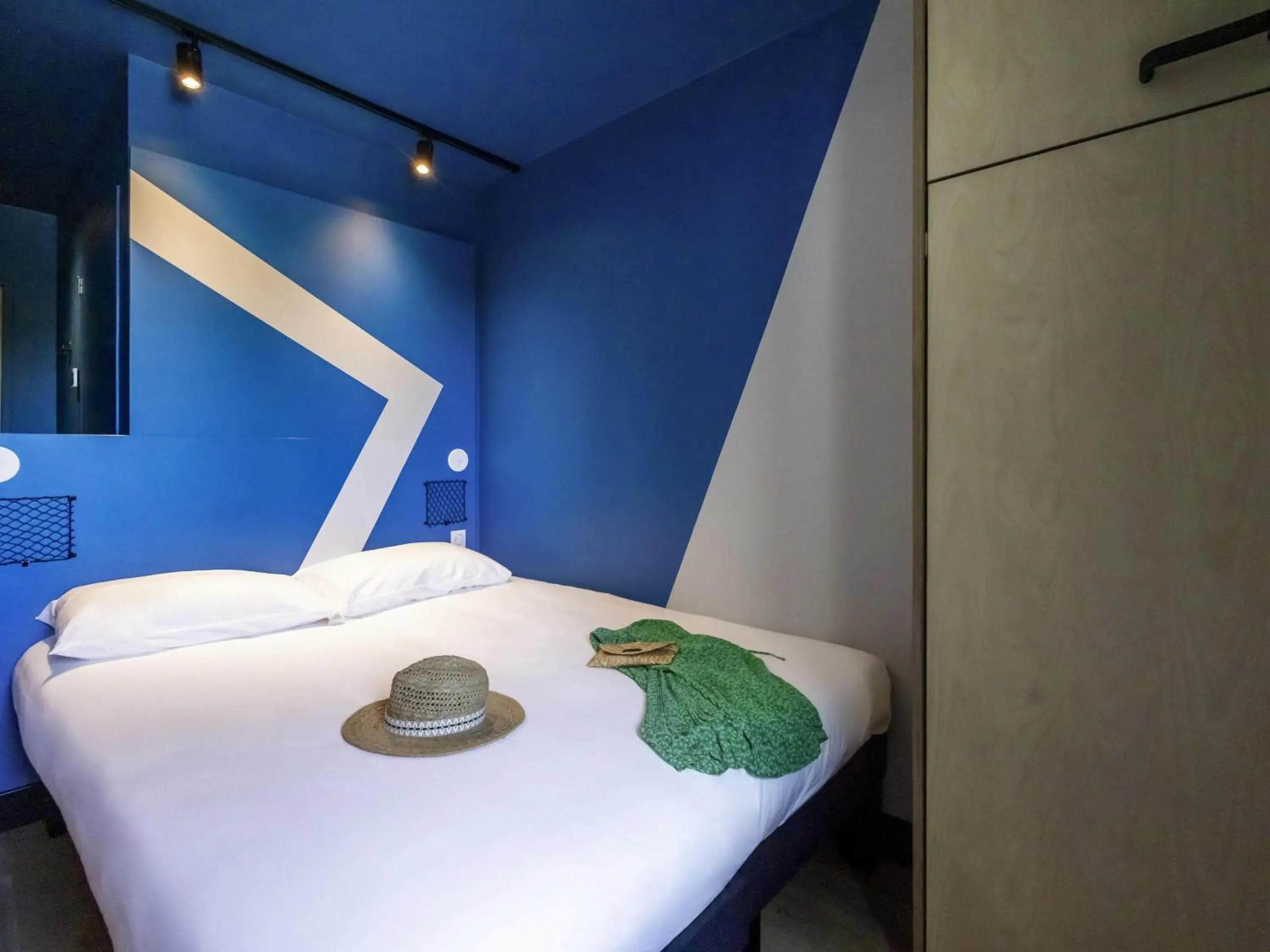 Bedroom, Bed in ibis Budget La Rochelle Centre gare Bedroom, Bed in ibis Budget La Rochelle Centre gare