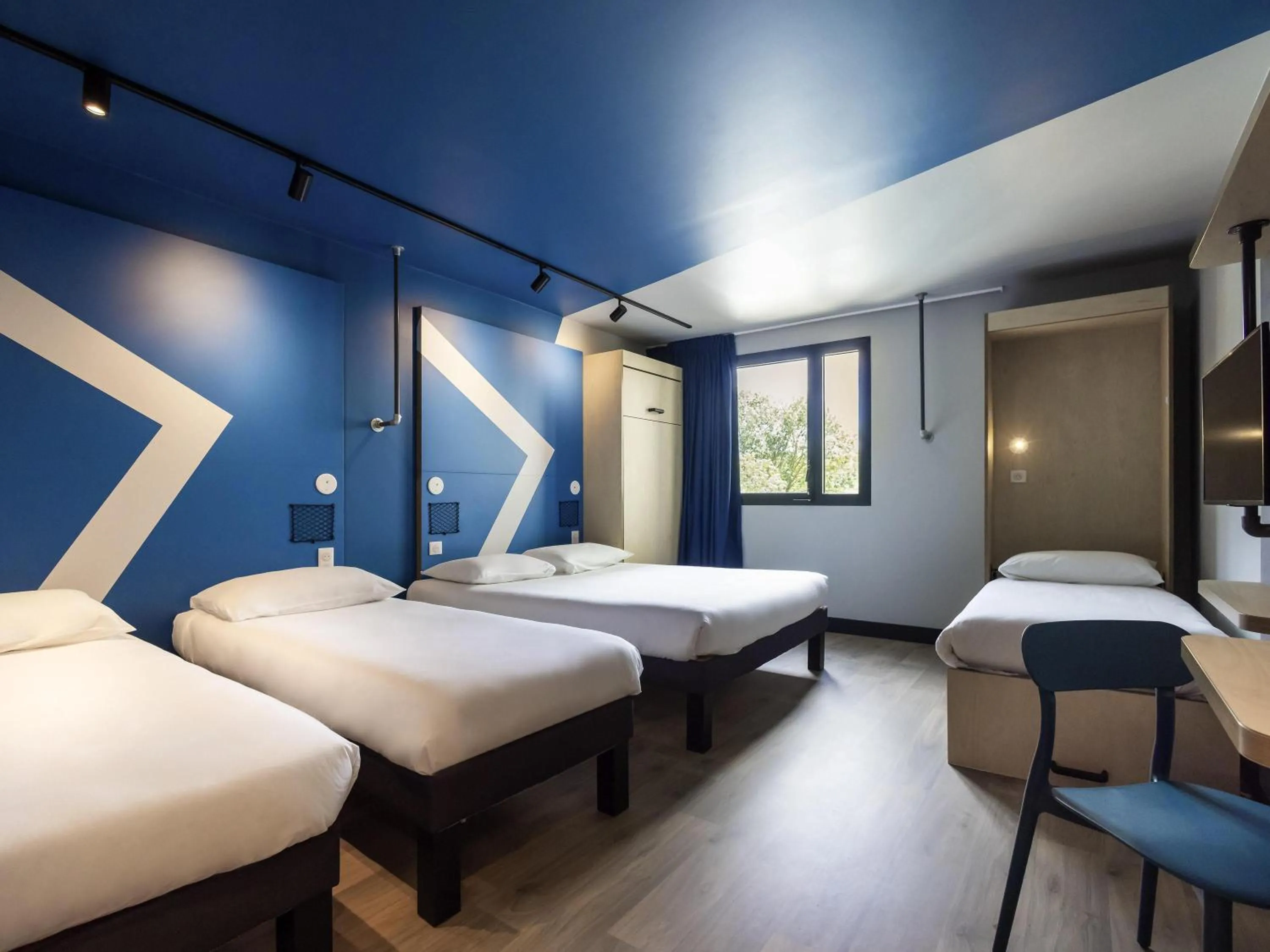 Bedroom, Bed in ibis Budget La Rochelle Centre gare