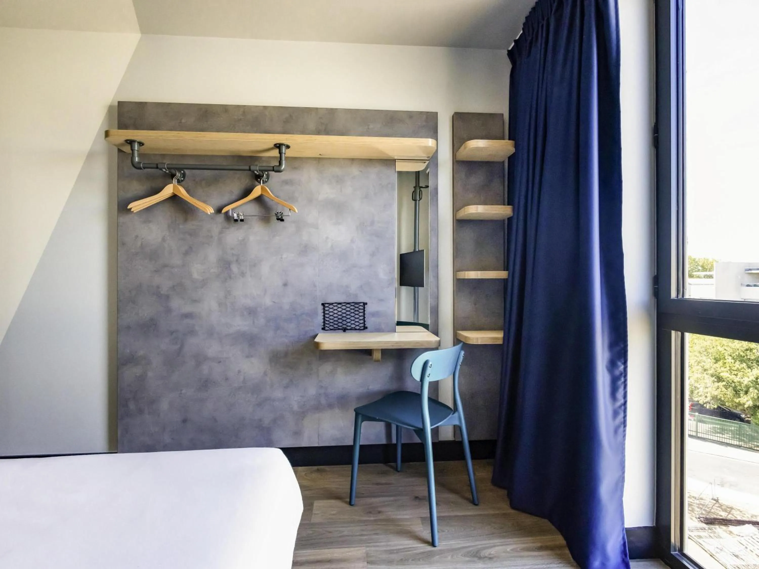 Bedroom, Bed in ibis Budget La Rochelle Centre gare