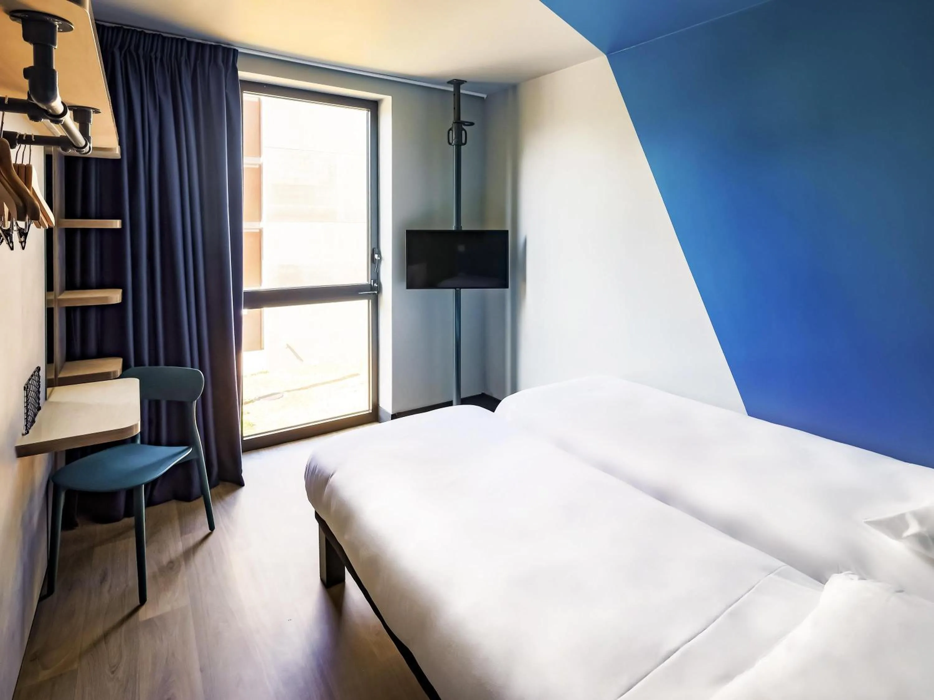 Bedroom, Bed in ibis Budget La Rochelle Centre gare