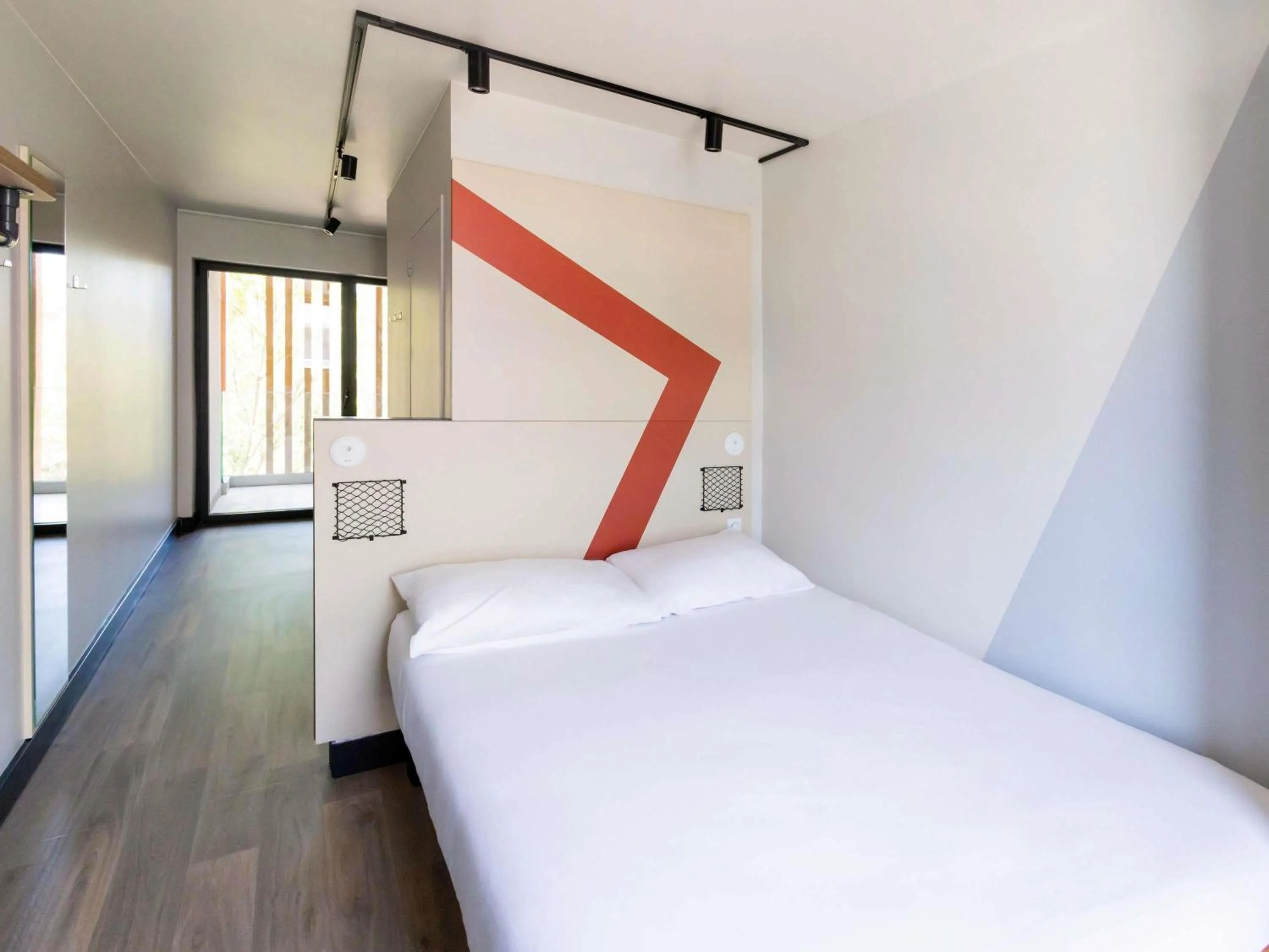 Bedroom, Bed in ibis Budget La Rochelle Centre gare