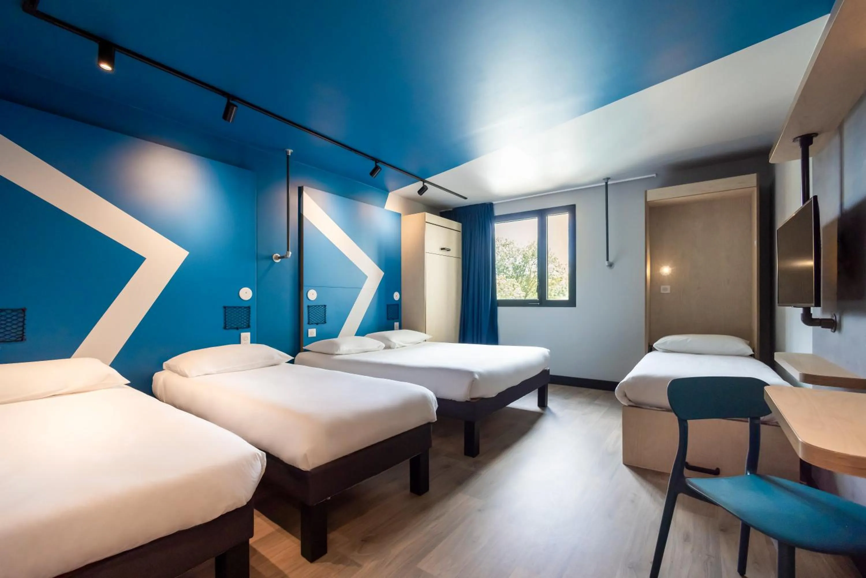 Photo of the whole room, Bed in ibis Budget La Rochelle Centre gare