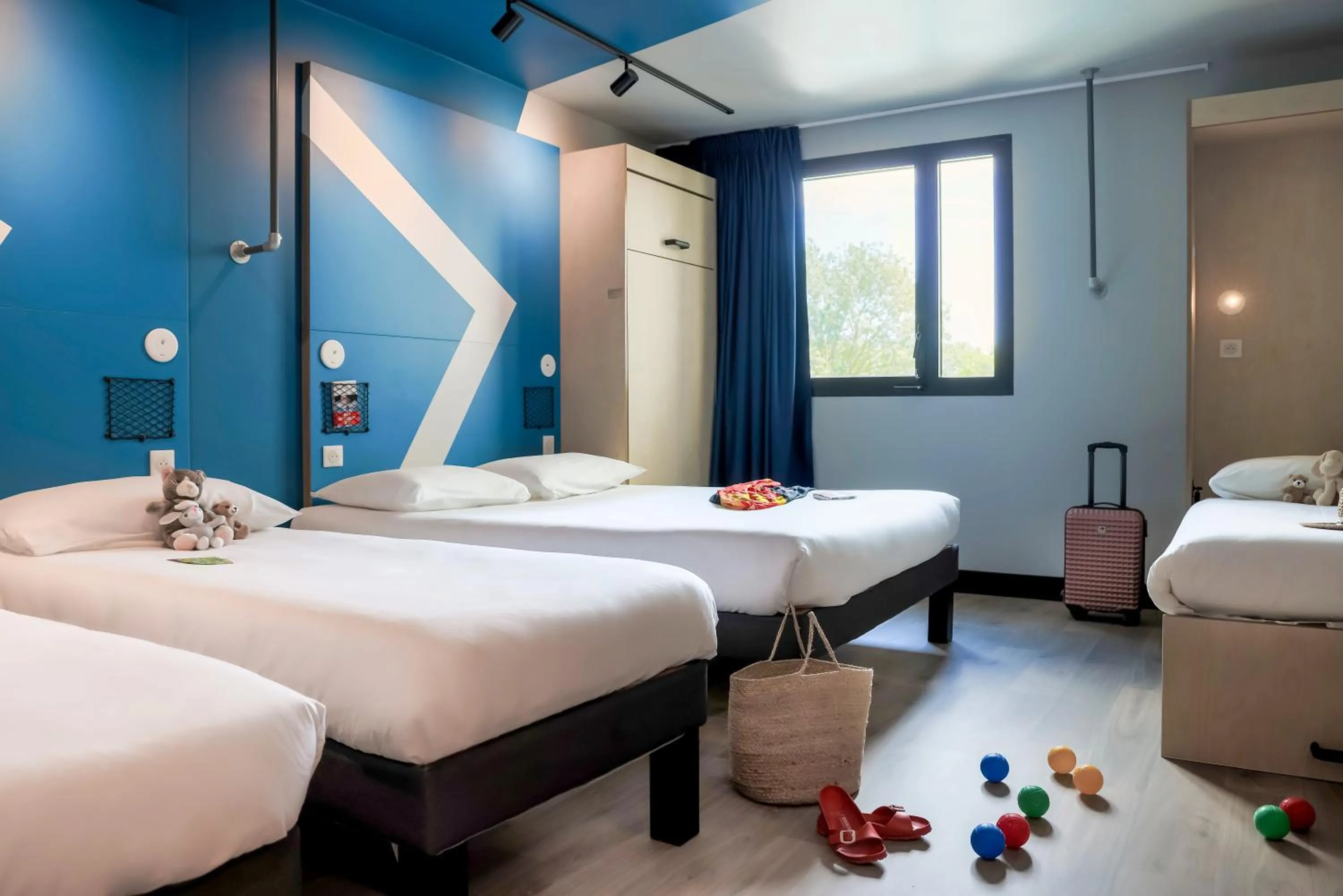 Photo of the whole room, Bed in ibis Budget La Rochelle Centre gare