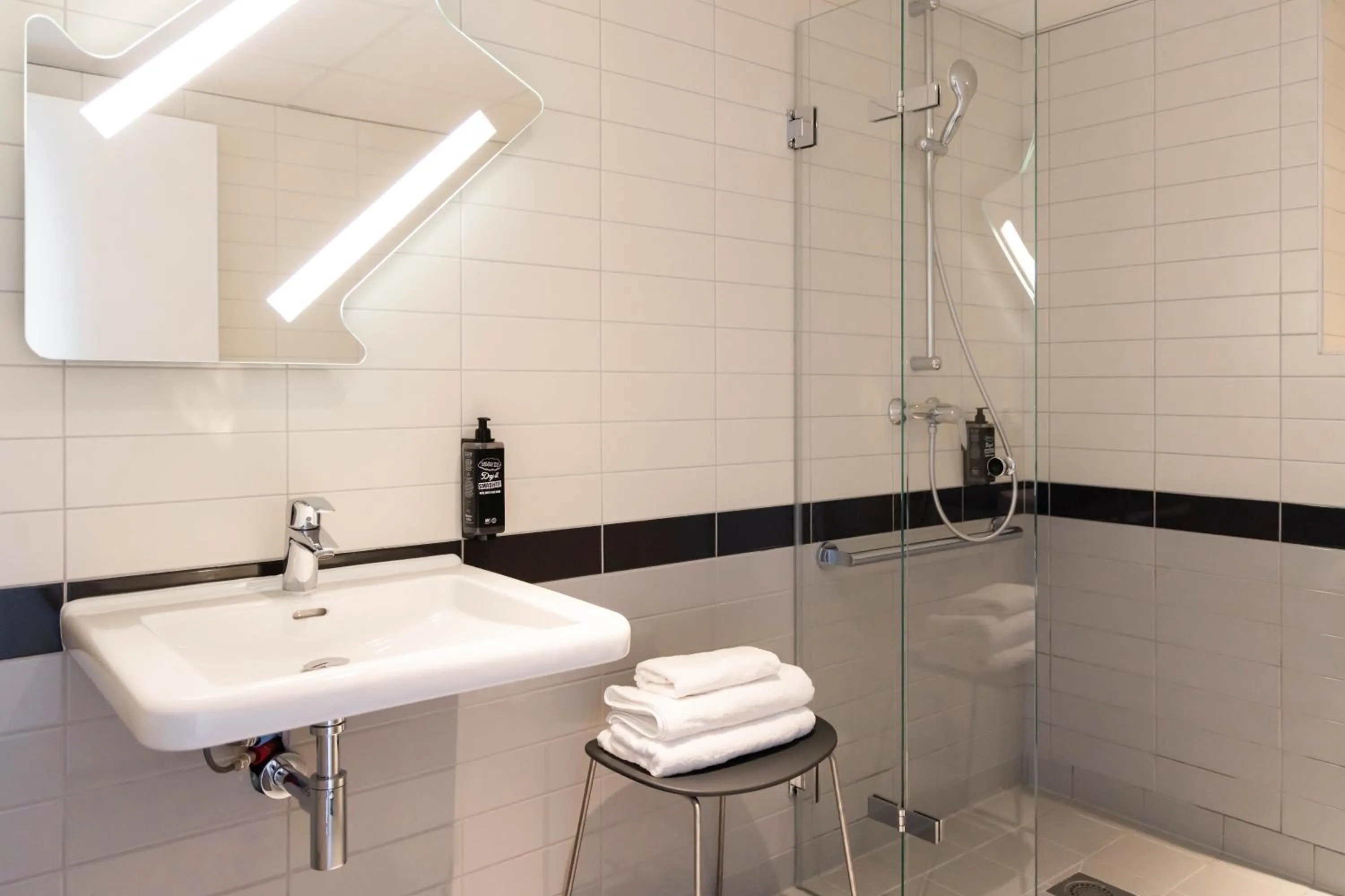 Shower in ibis Budget La Rochelle Centre gare