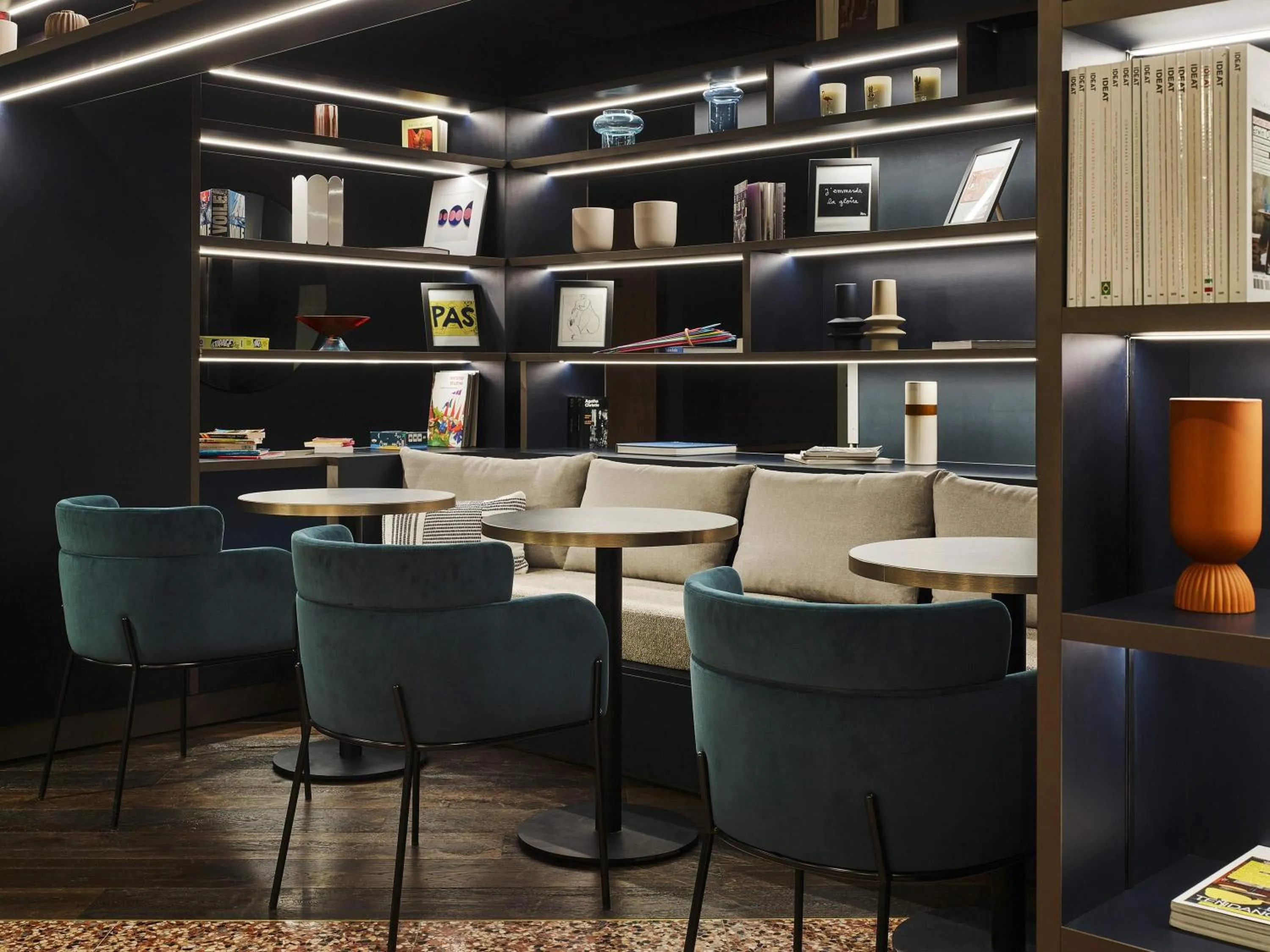 Lounge or bar in Mercure Hôtel Le Touquet