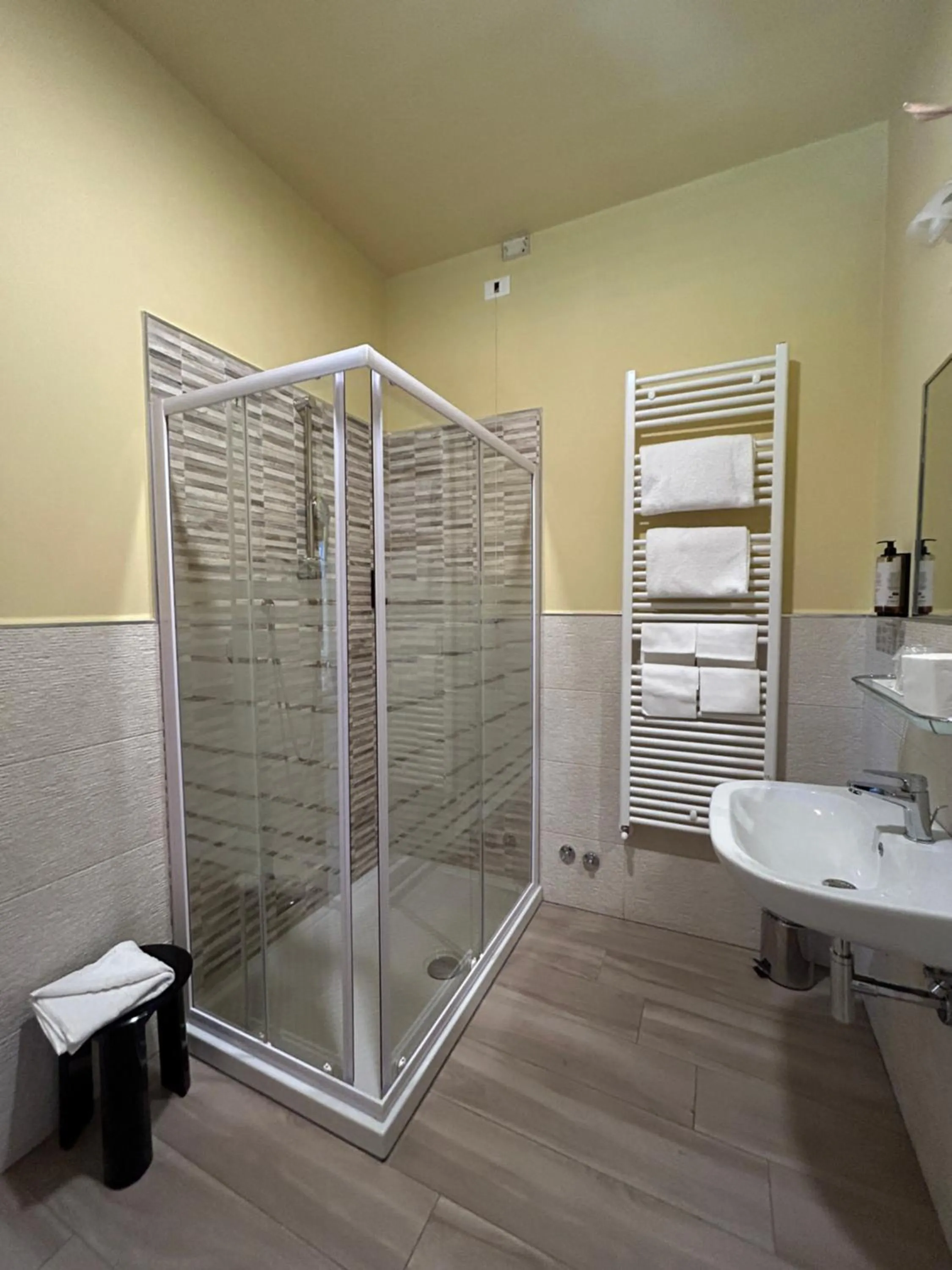 Shower in Hotel Duca Della Corgna