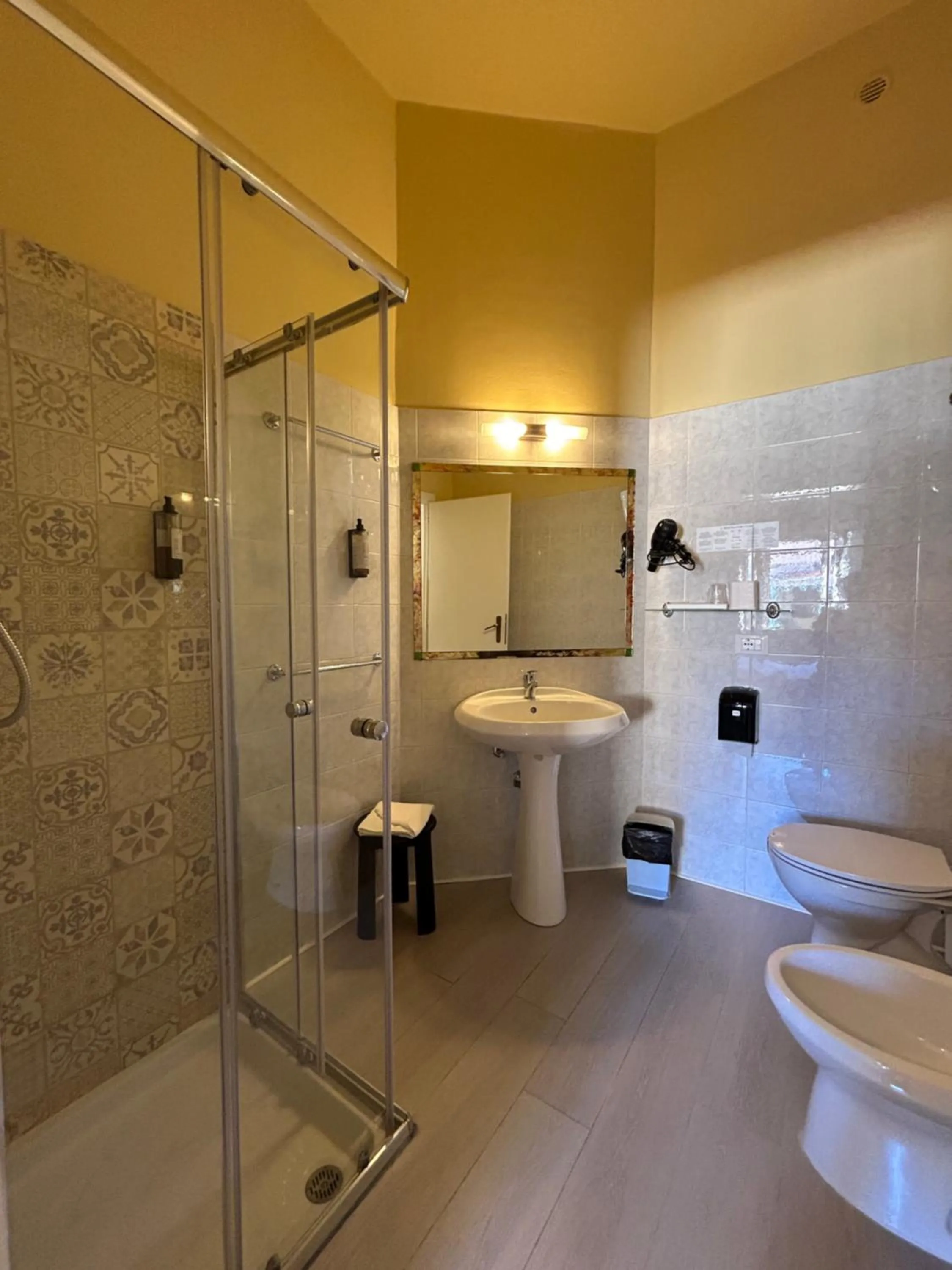 Shower in Hotel Duca Della Corgna