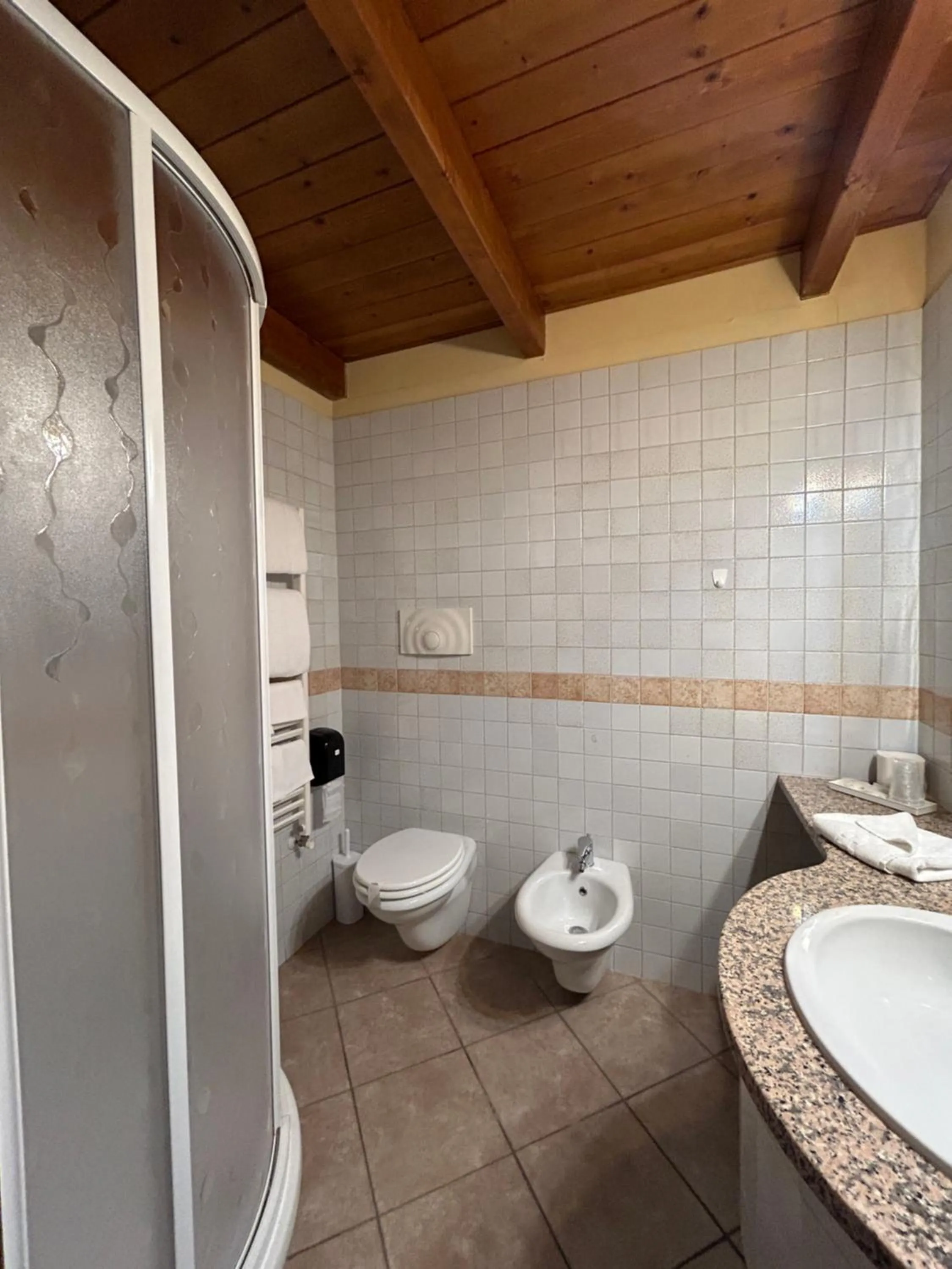 Shower in Hotel Duca Della Corgna