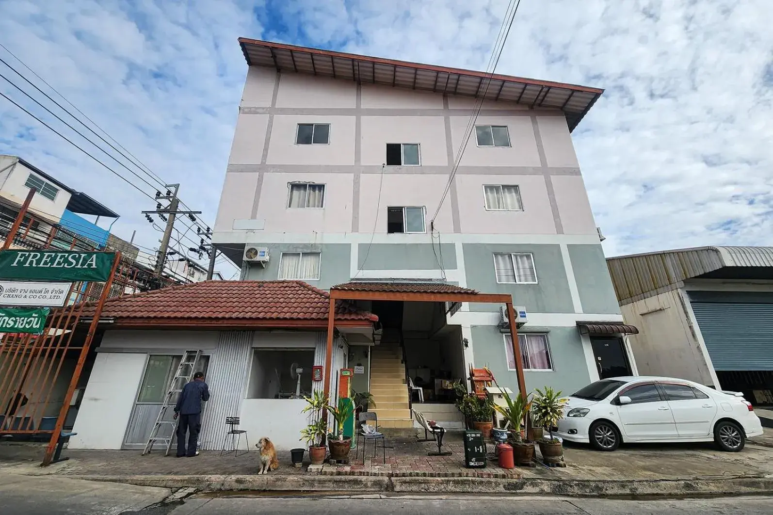 Property building in Freesia Bangphi Guest House Property building in Freesia Bangphi Guest House