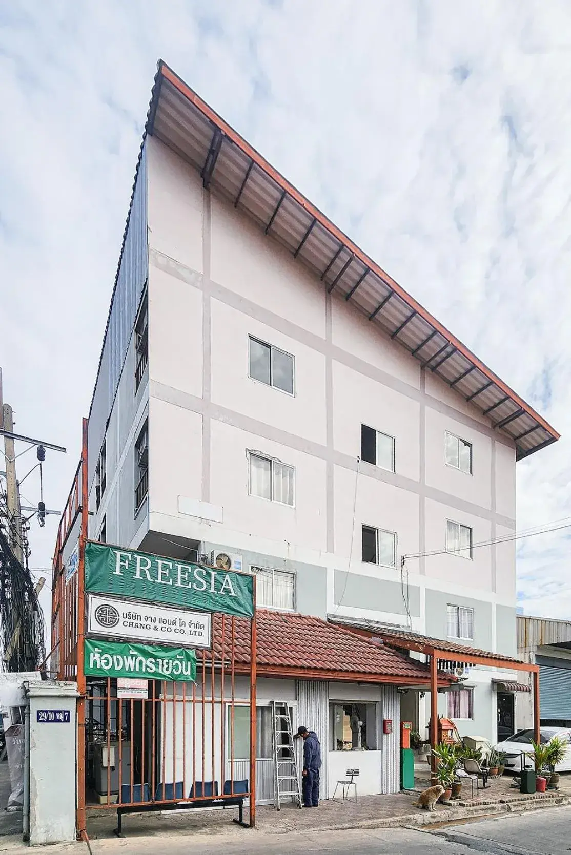 Property building in Freesia Bangphi Guest House Property building in Freesia Bangphi Guest House