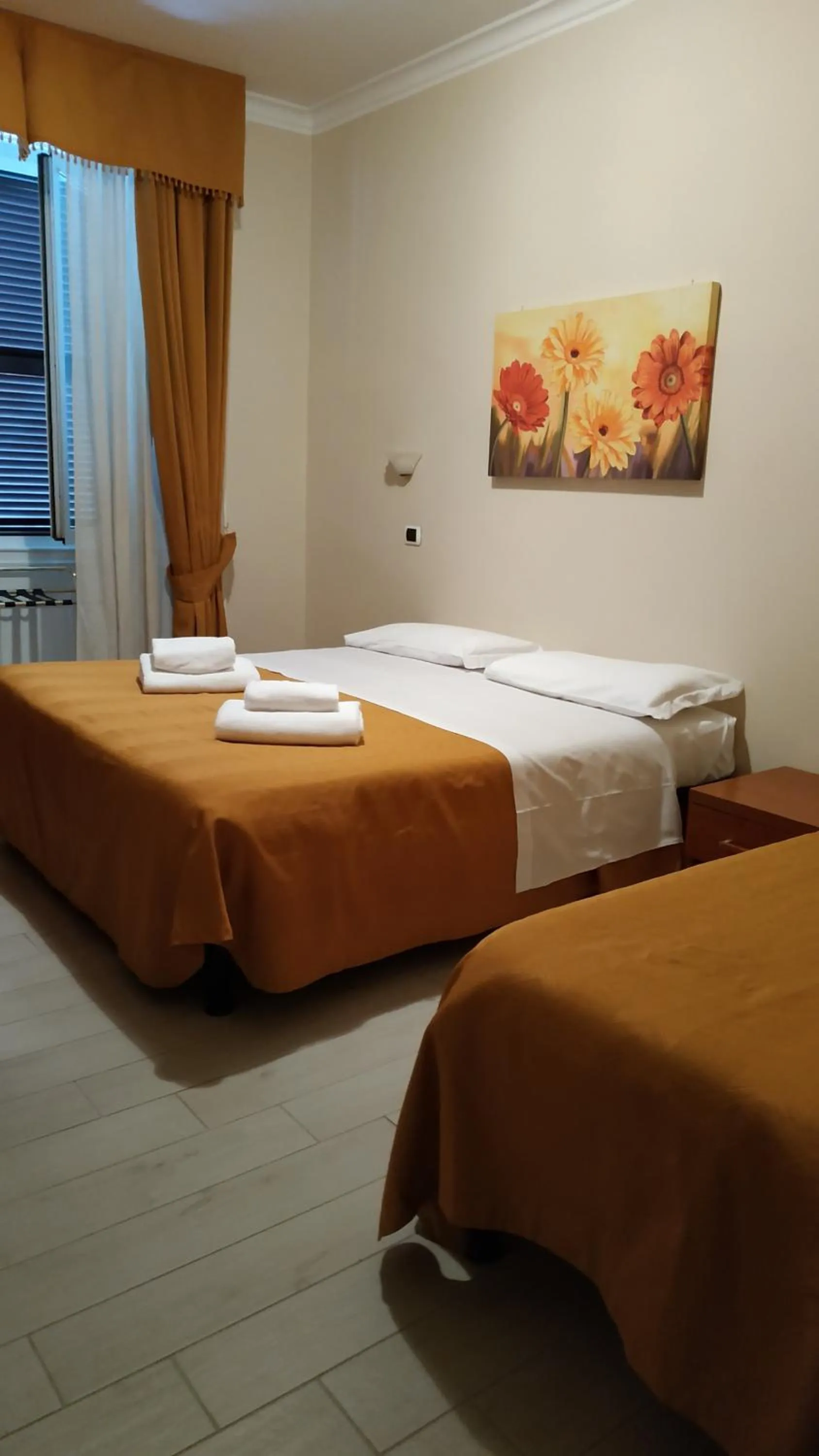 Photo of the whole room, Bed in Hotel Everest