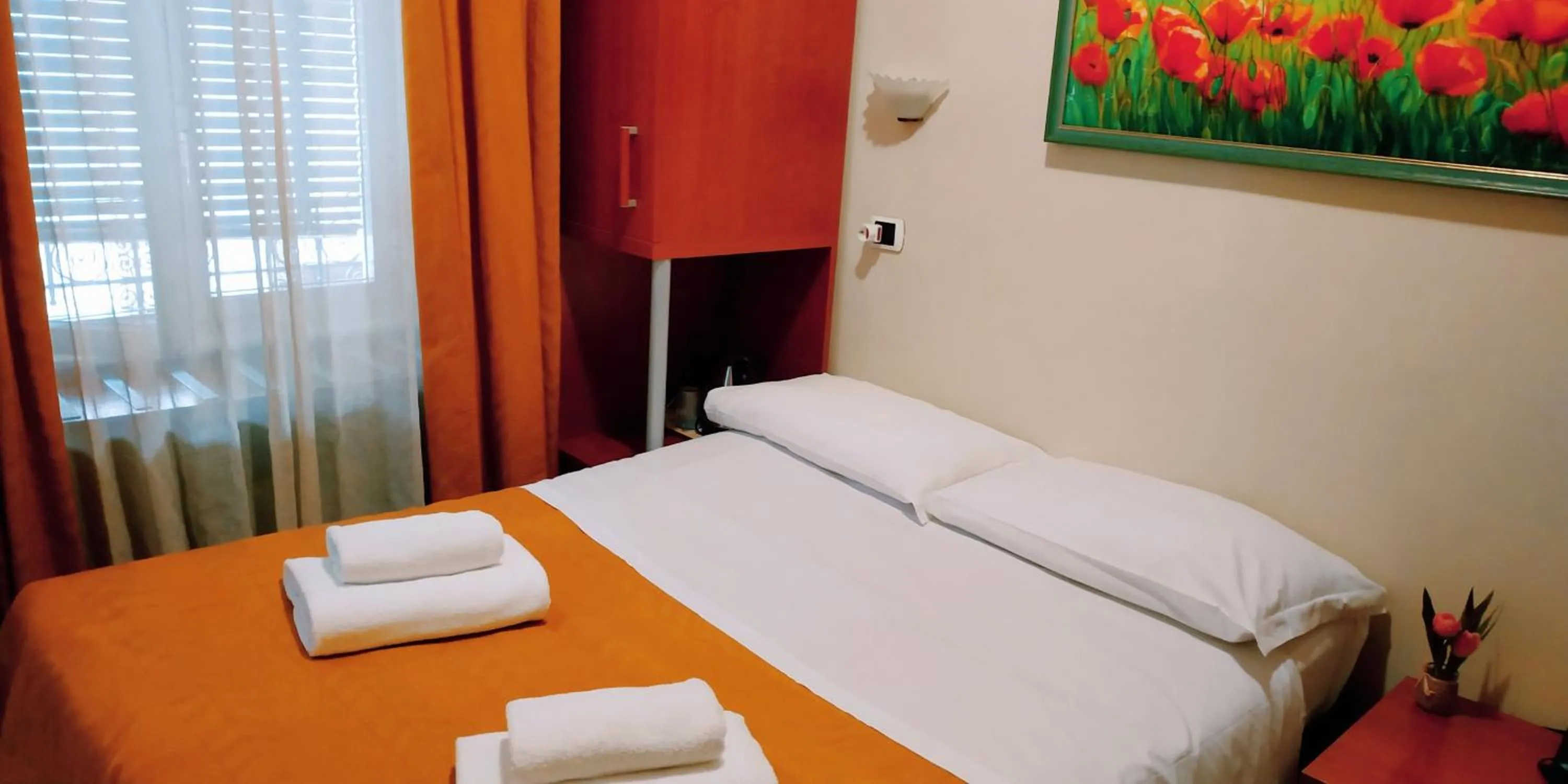 Photo of the whole room, Bed in Hotel Everest