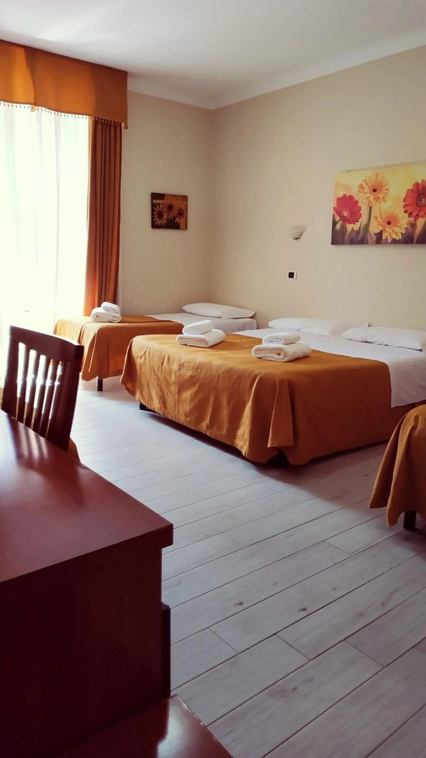 Photo of the whole room, Bed in Hotel Everest