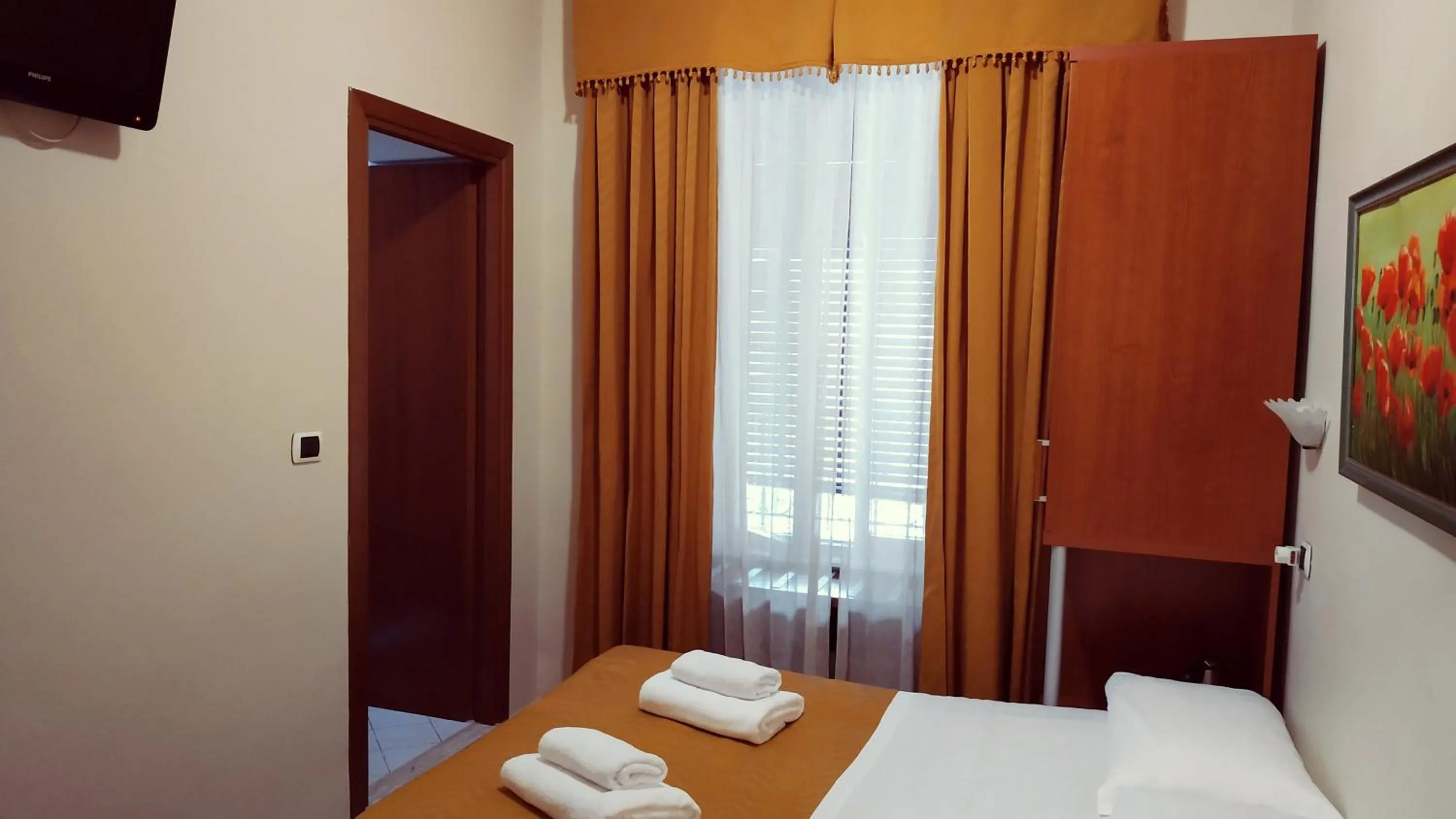 Bedroom, Bed in Hotel Everest