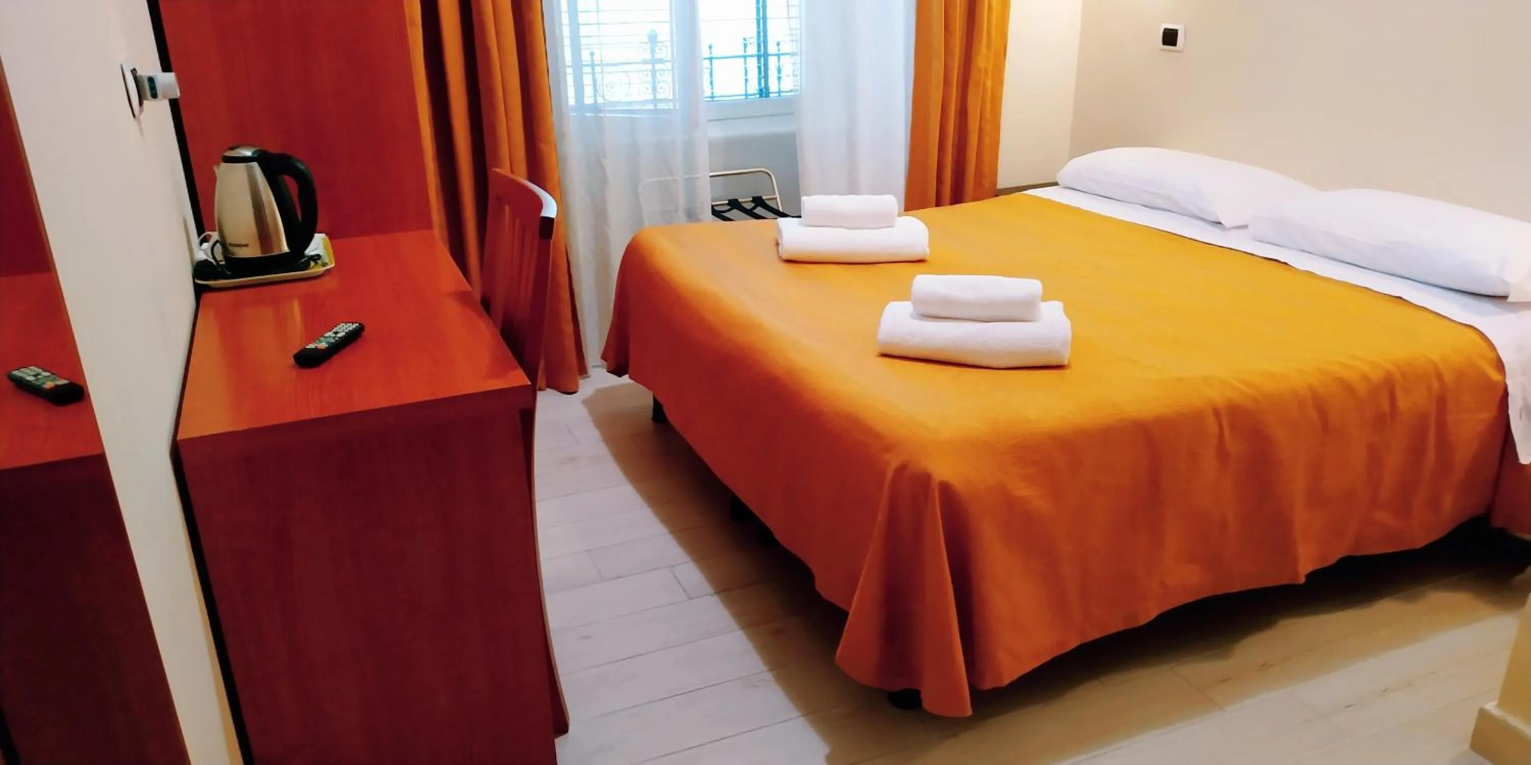 Bedroom, Bed in Hotel Everest