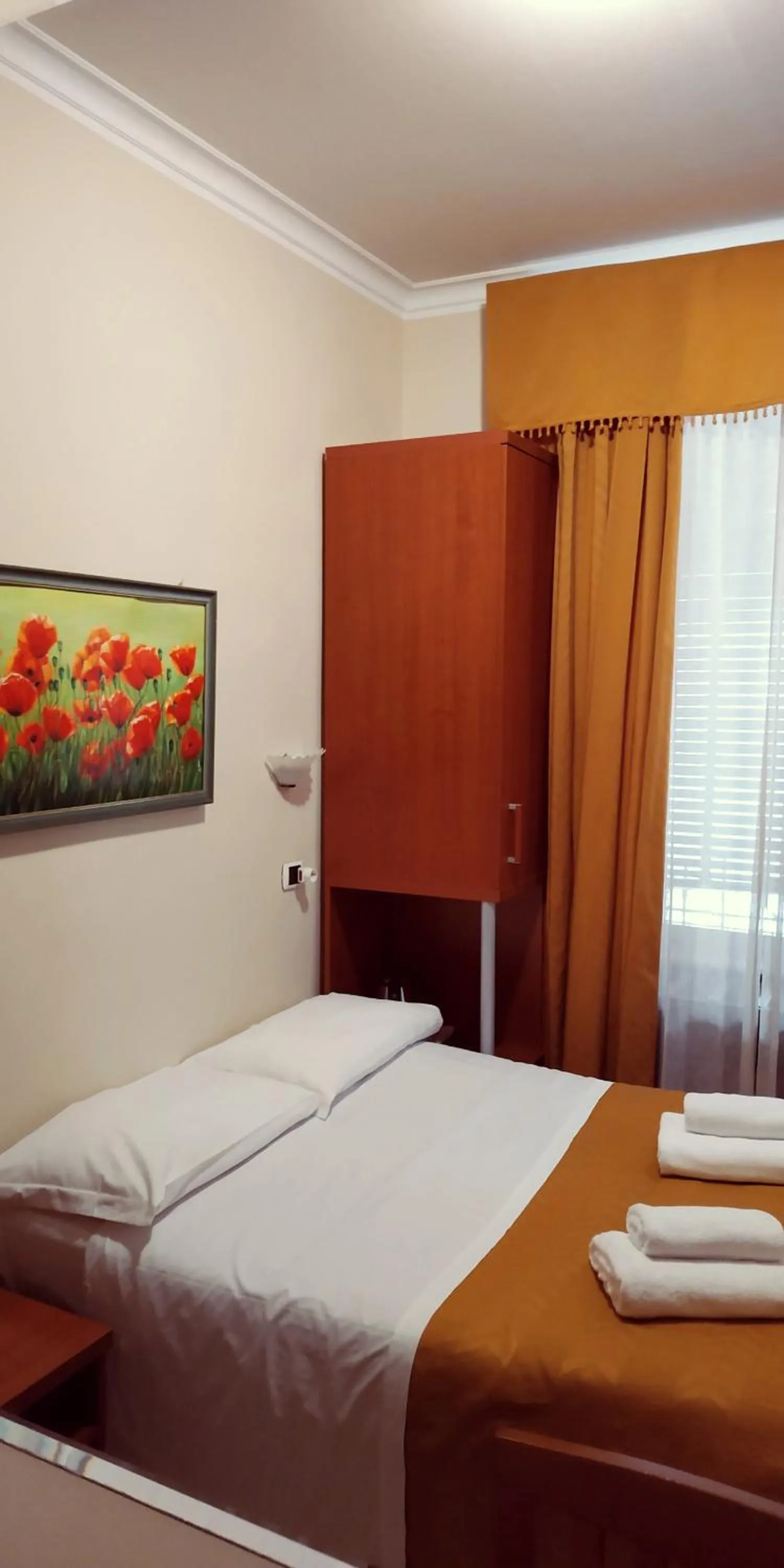 Bedroom, Bed in Hotel Everest