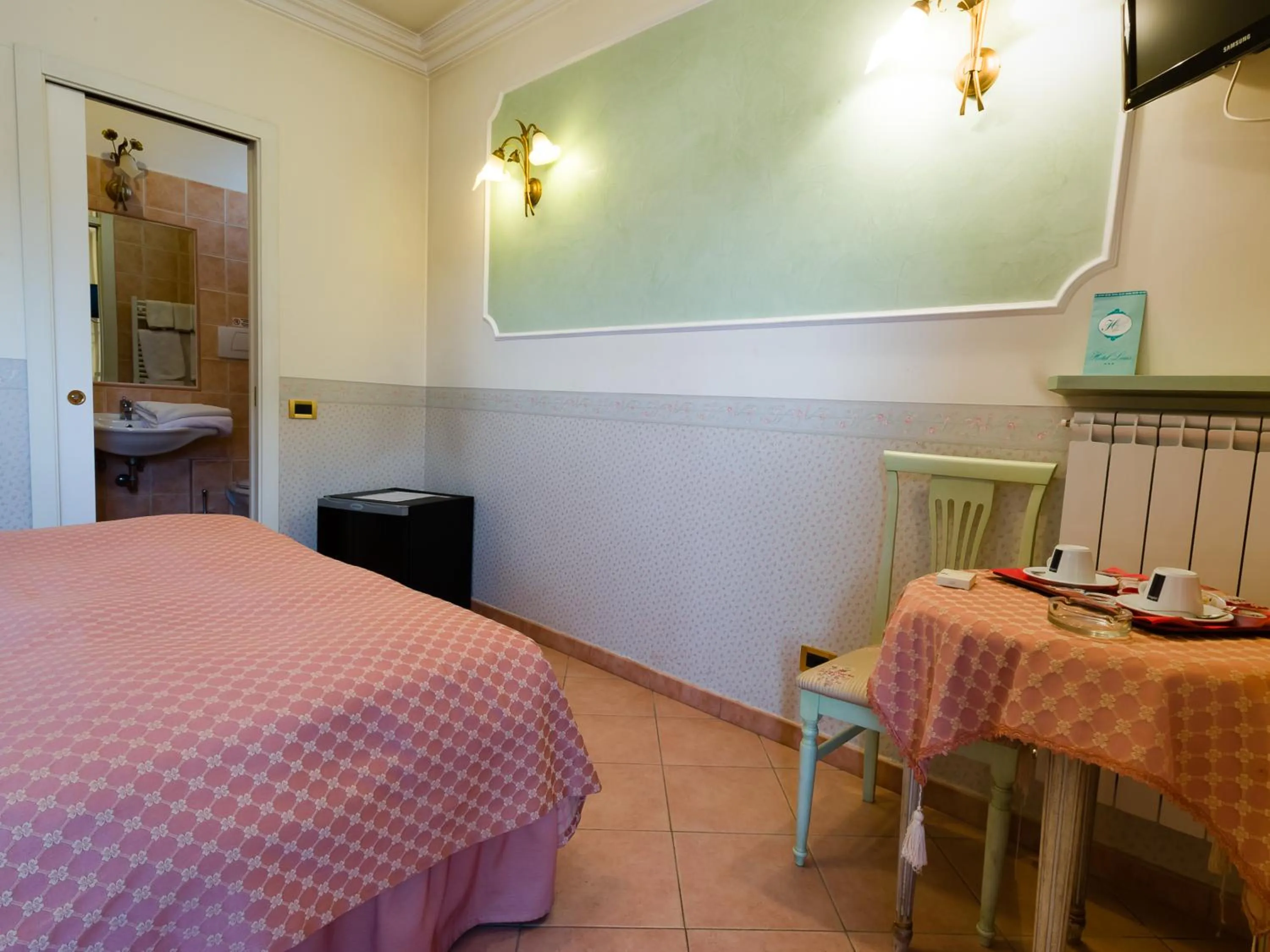 Photo of the whole room, Bed in Hotel Louis II