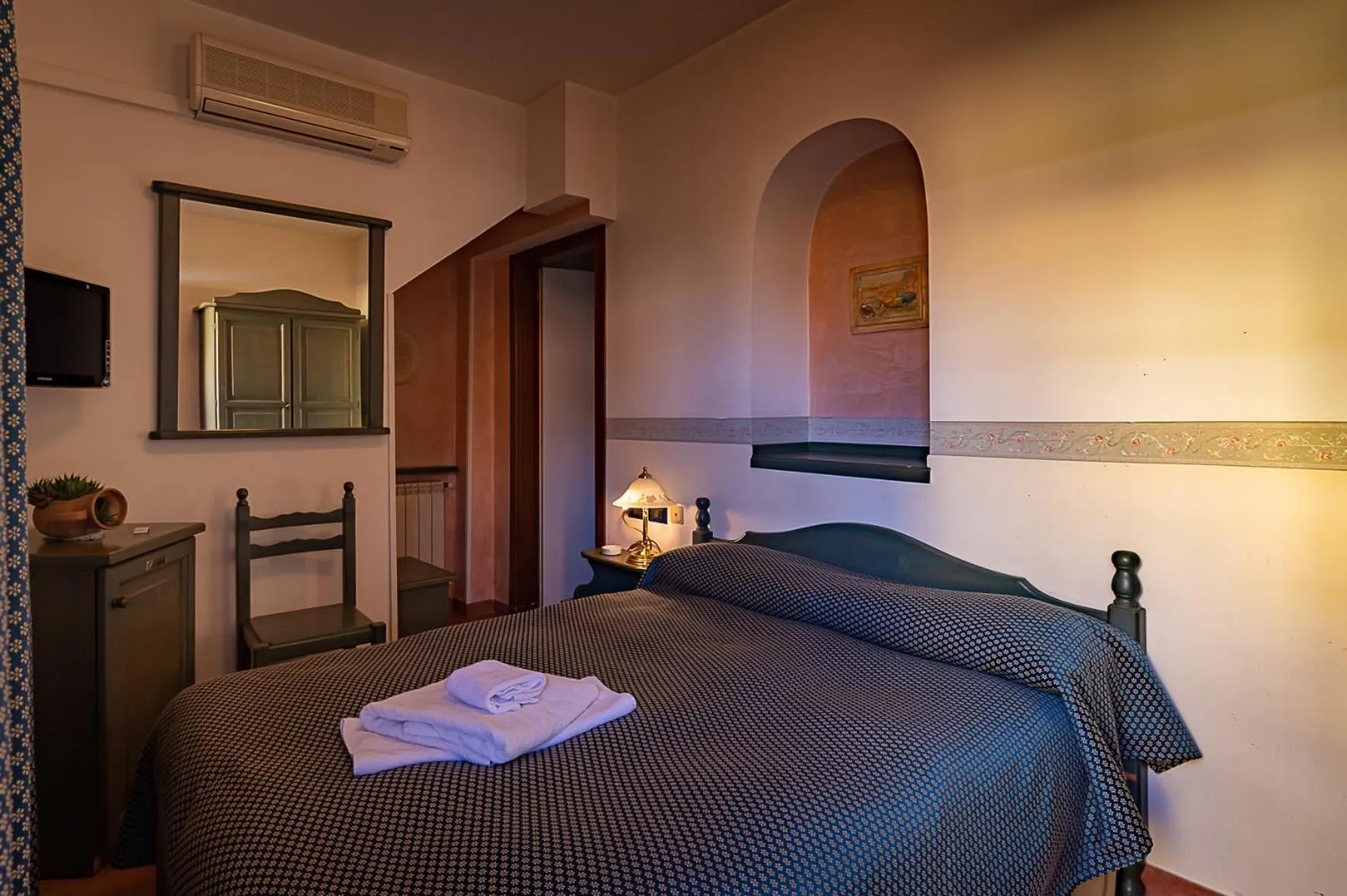 Photo of the whole room, Bed in Hotel Louis II