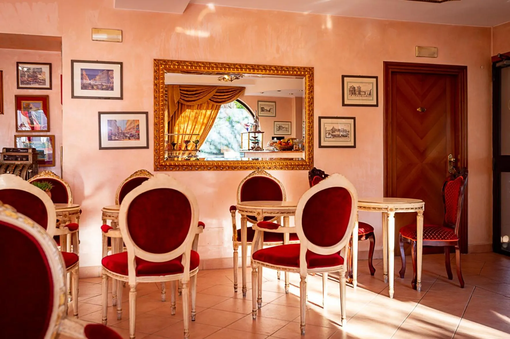 Restaurant/places to eat in Hotel Louis II