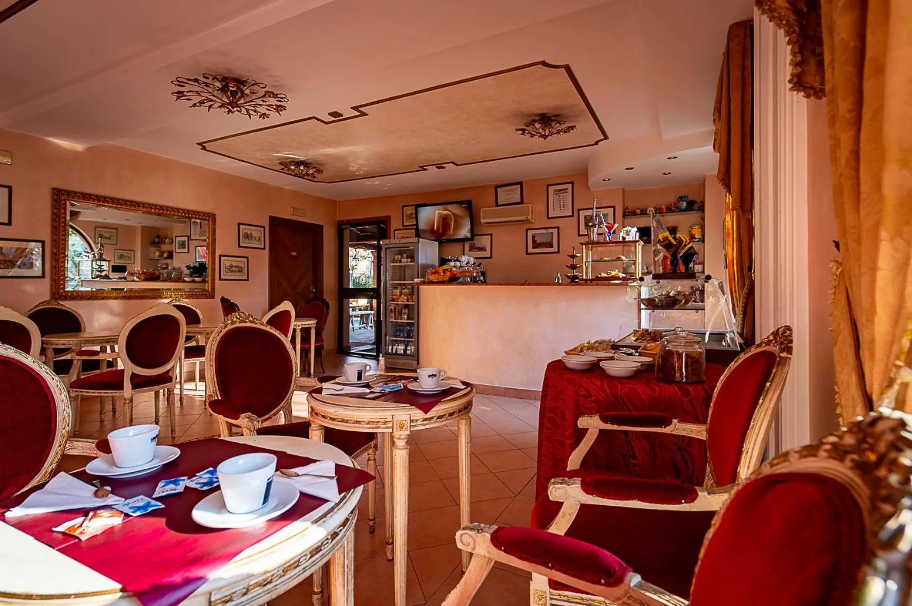 Restaurant/places to eat in Hotel Louis II