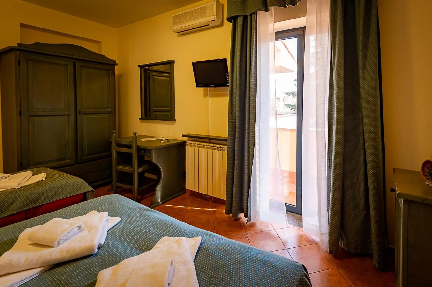 Photo of the whole room, Bed in Hotel Louis II