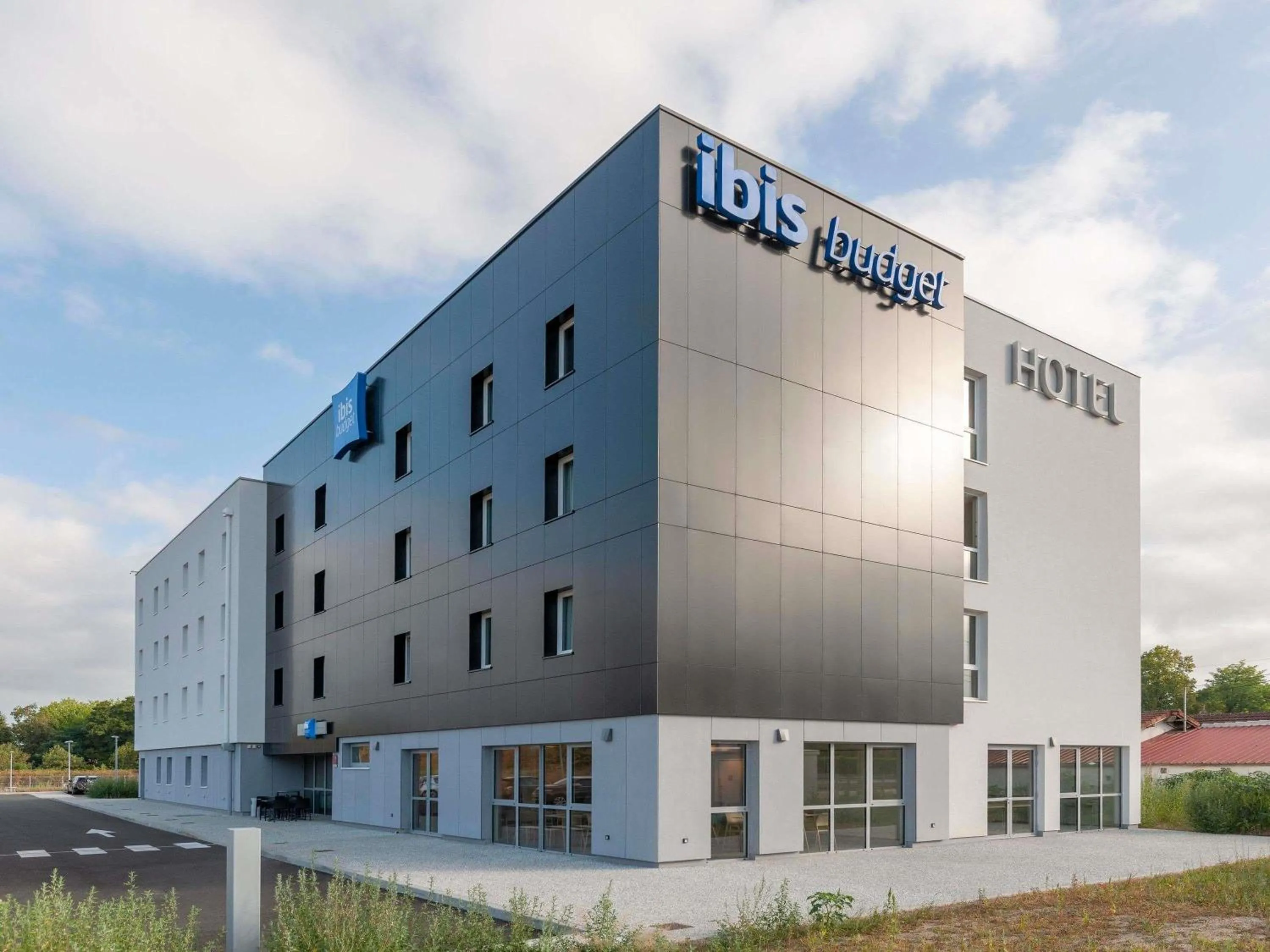 Property building in Ibis Budget Mont De Marsan