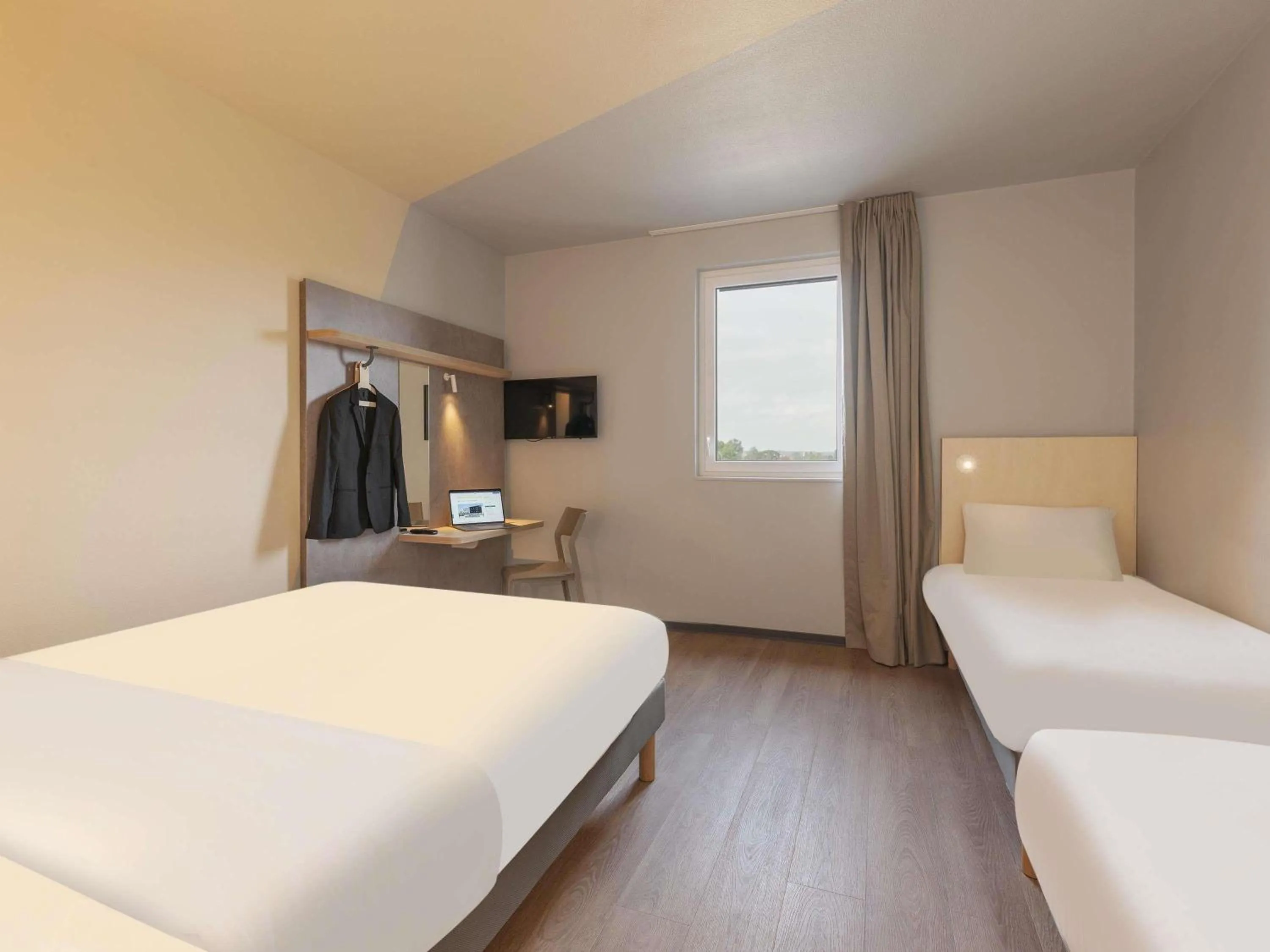 Bedroom, Bed in Ibis Budget Mont De Marsan