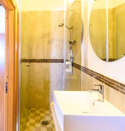 Shower in Hotel Vela Velo Club Vieste