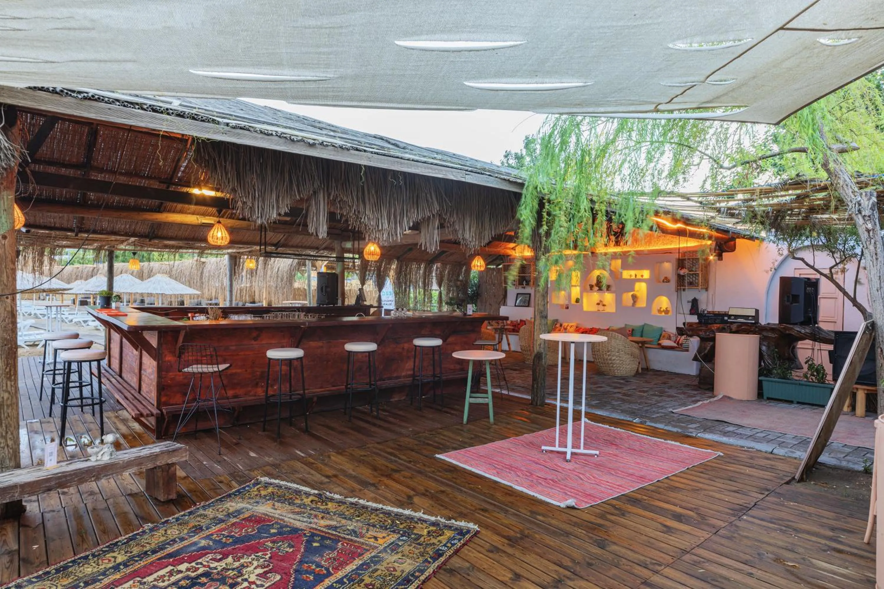 Restaurant/places to eat in KİRAZ BEACH OTEL