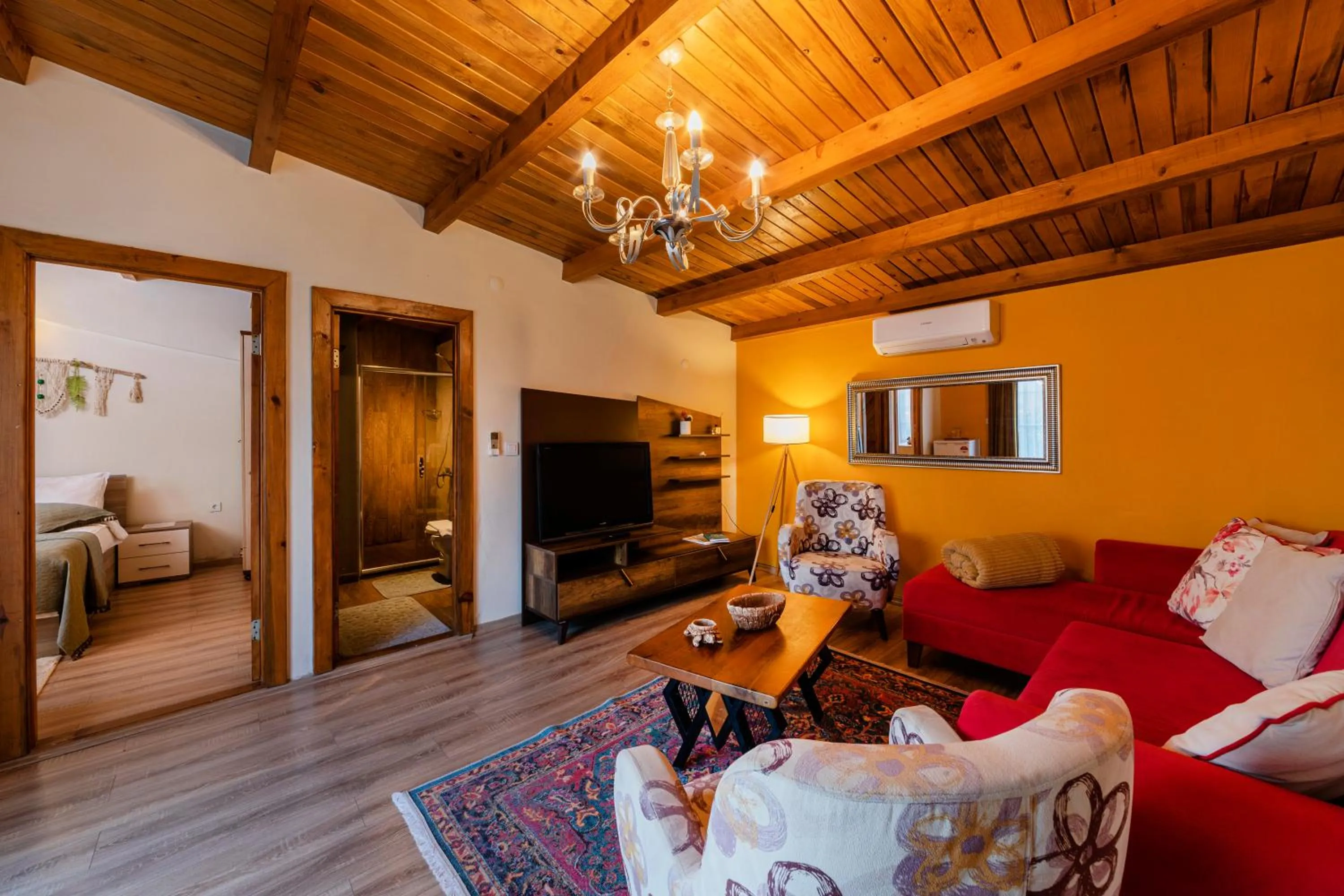 TV and multimedia in KİRAZ BEACH OTEL