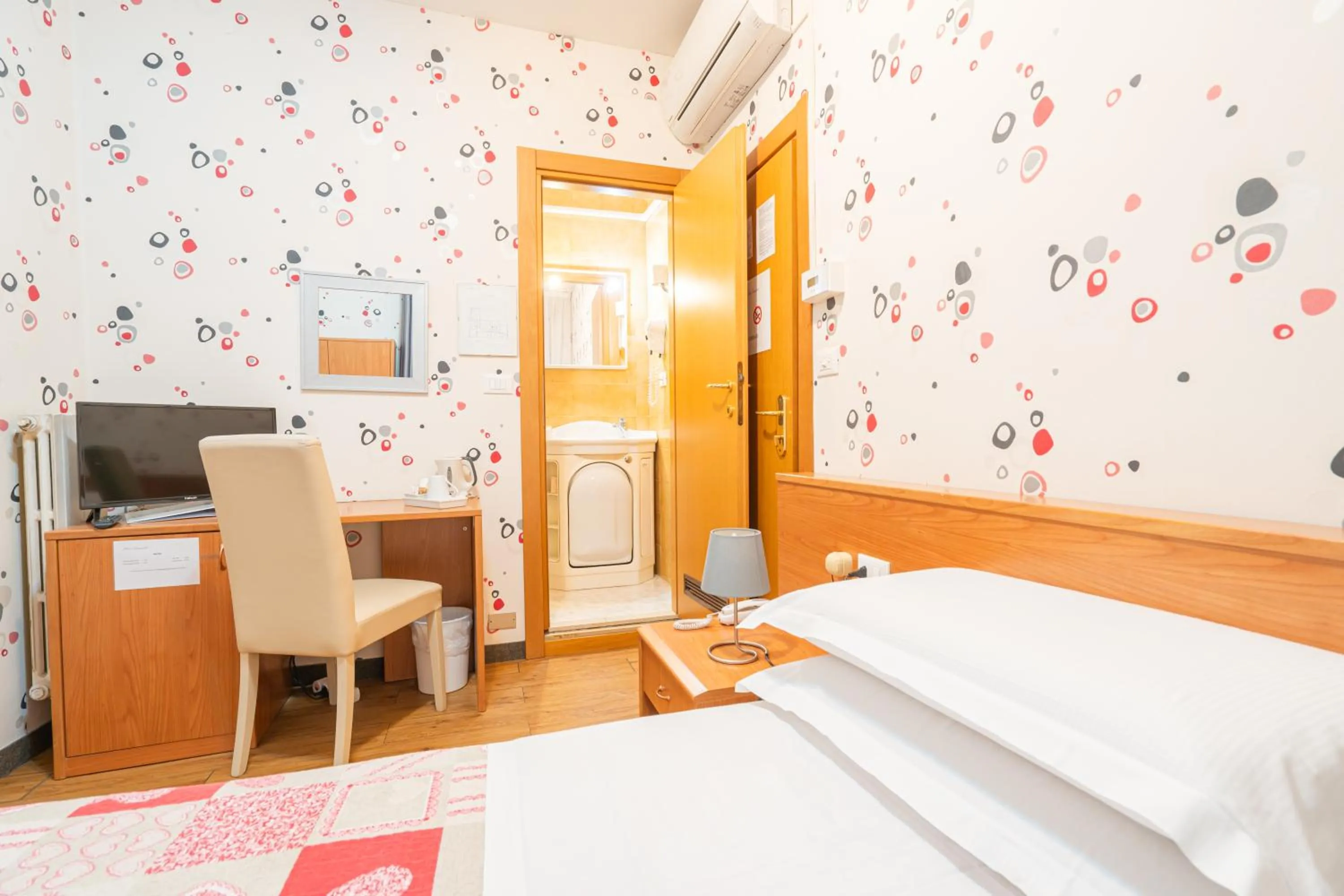 Bedroom, Bed in Hotel Donatello