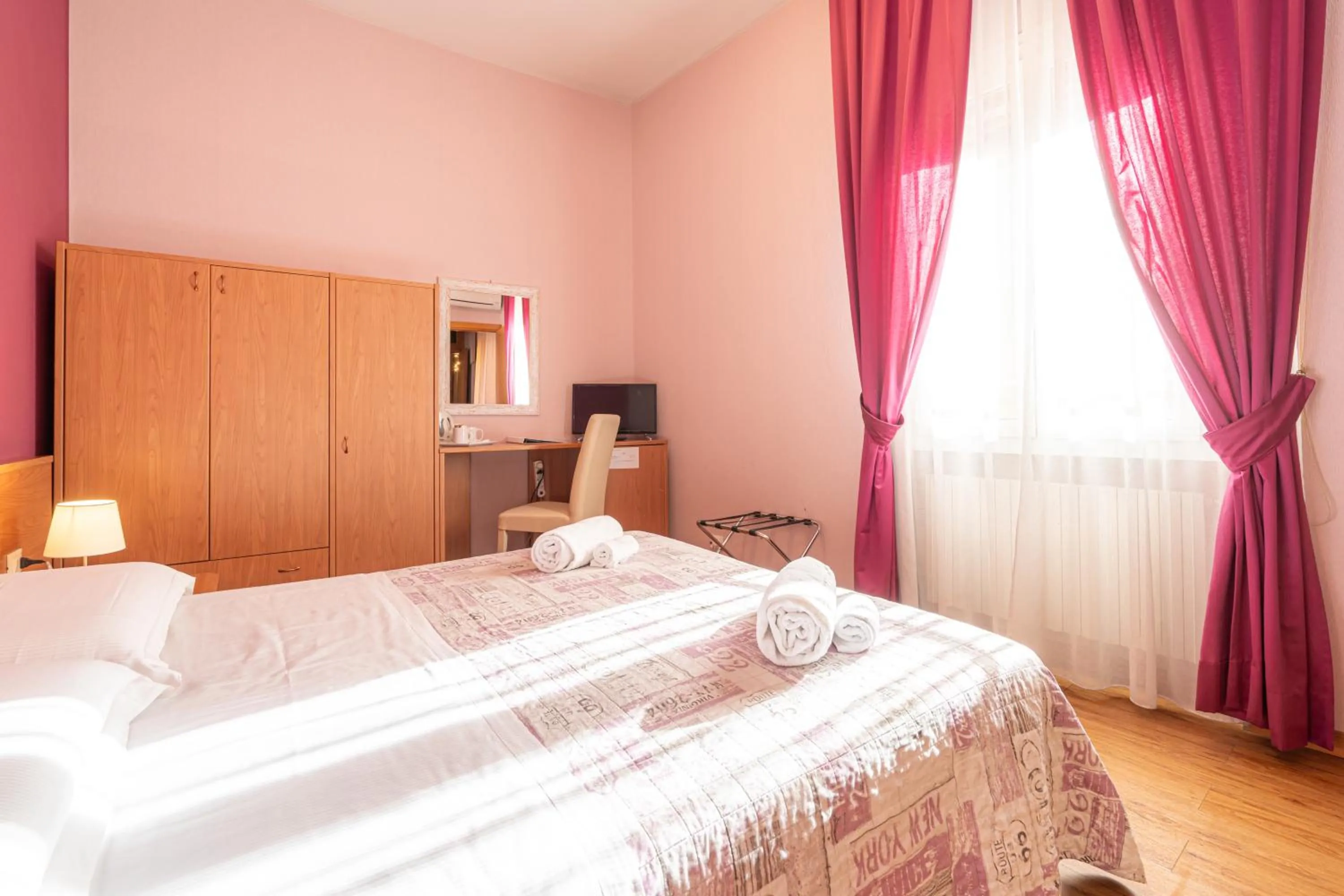 Bedroom, Bed in Hotel Donatello