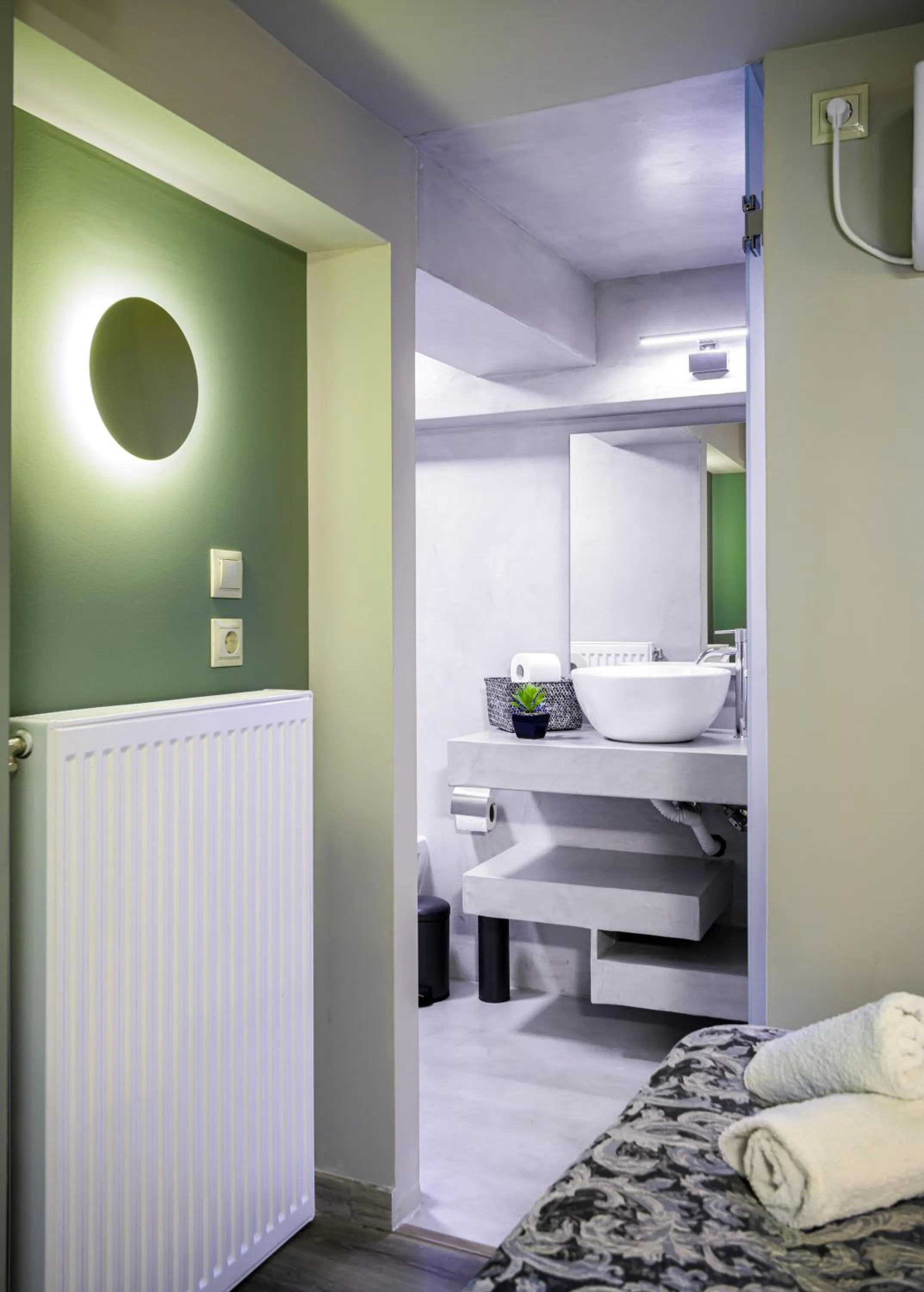 Bathroom, Bed in Urban Tales