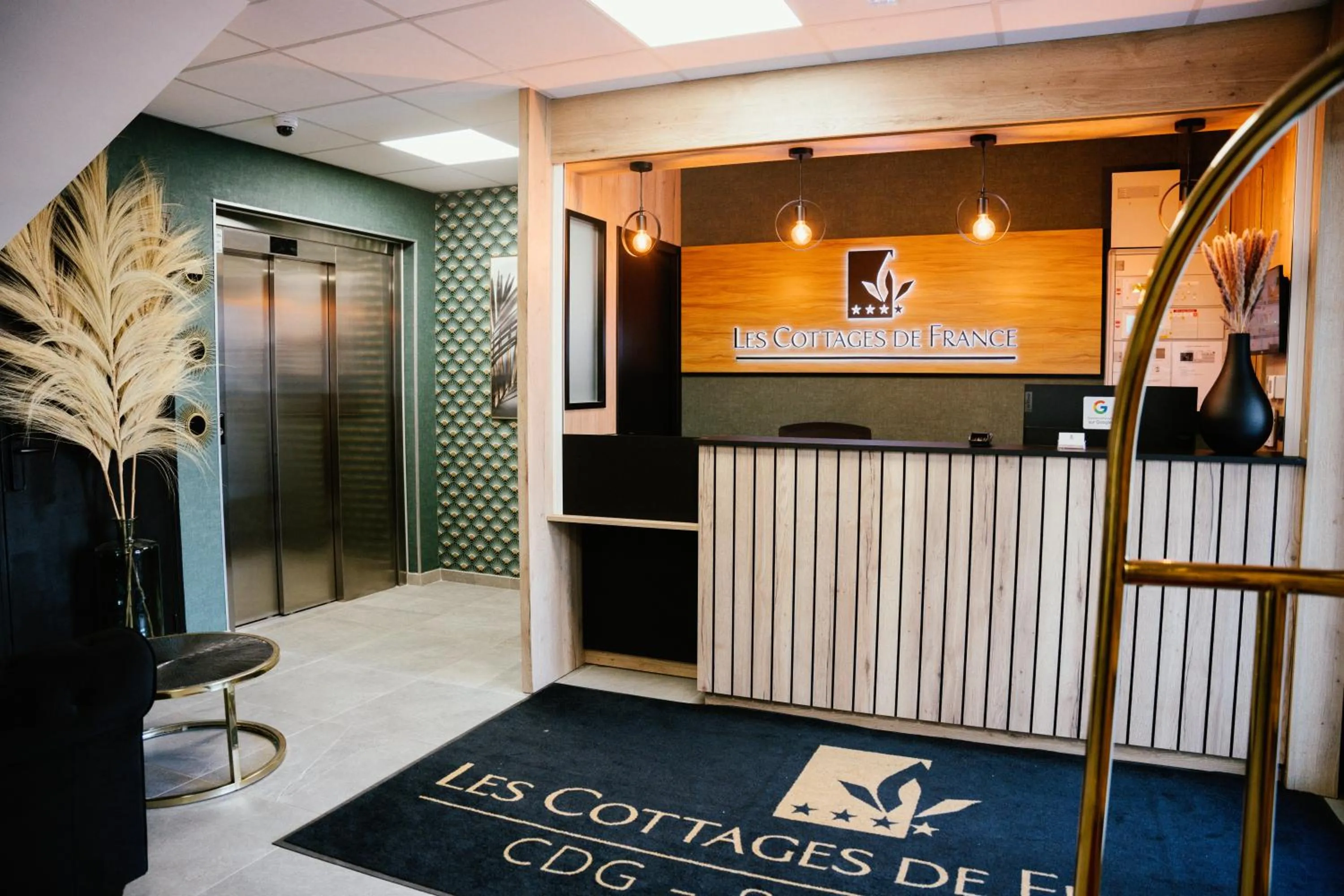 Lobby or reception in Cottages de France CDG
