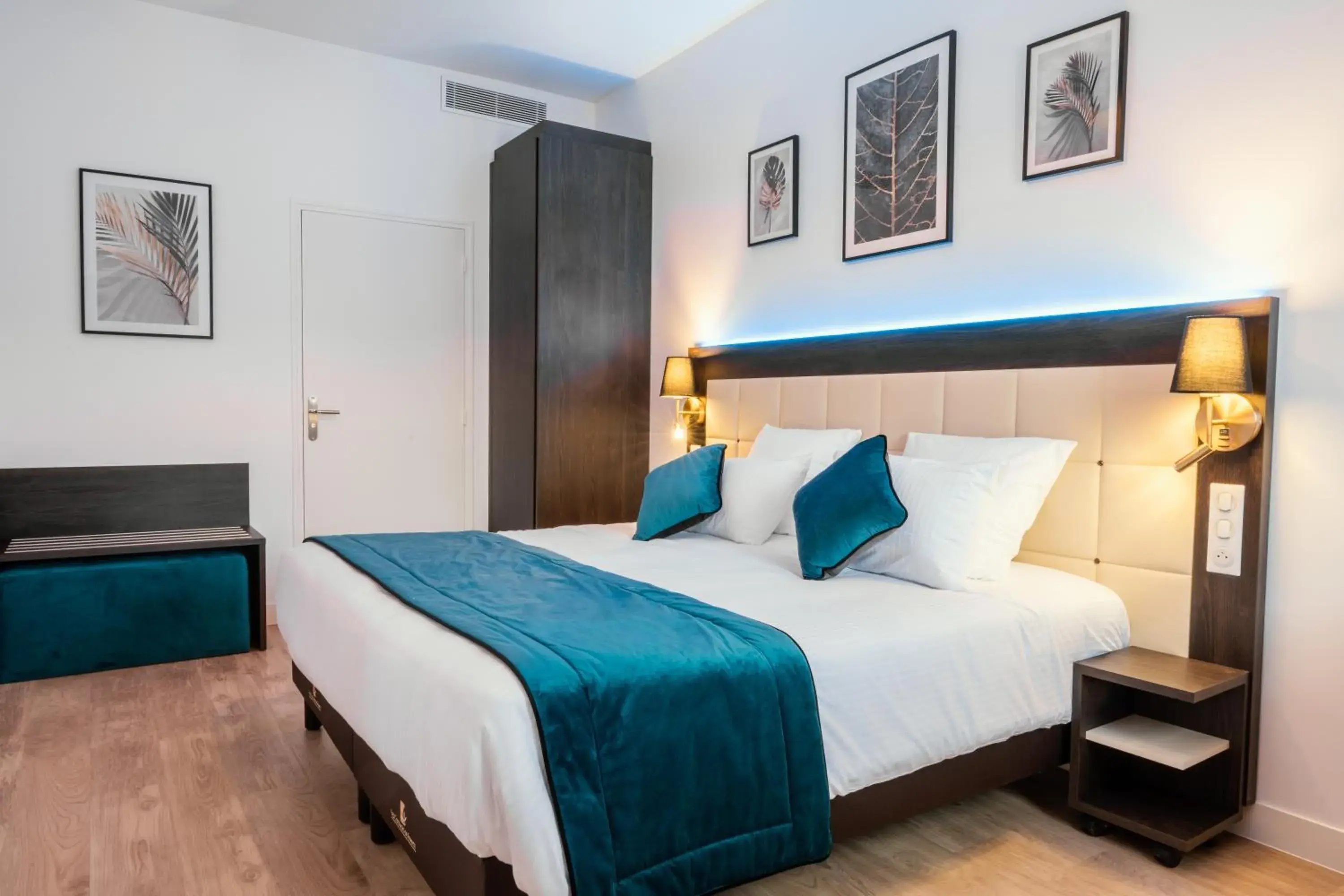 Superior King Room in Cottages de France CDG Superior King Room in Cottages de France CDG