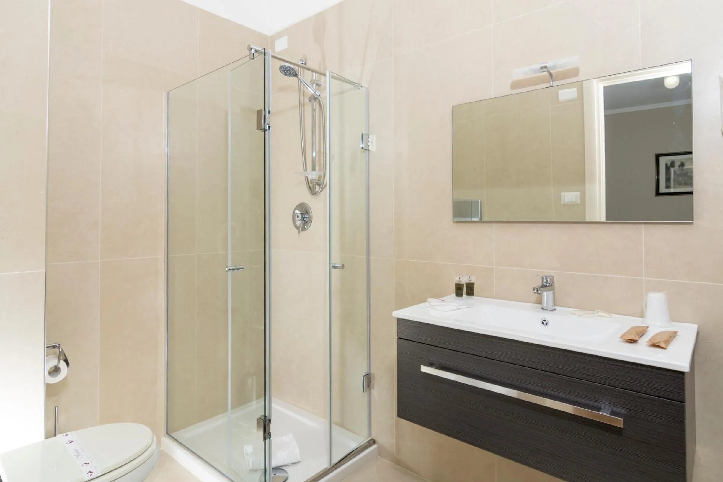 Photo of the whole room in Green Park Hotel