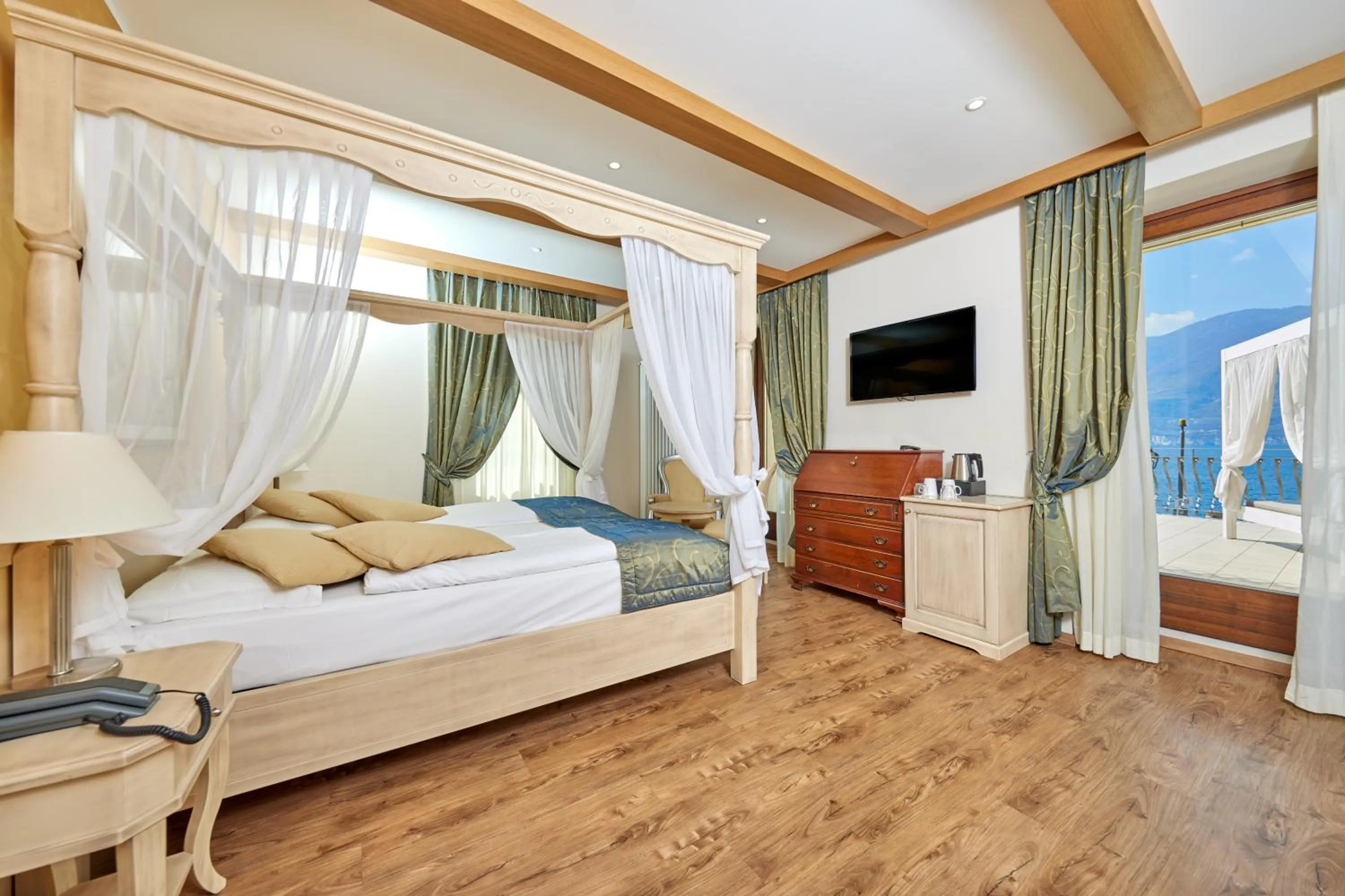 Photo of the whole room, Bed in Lake Front Hotel Brenzone