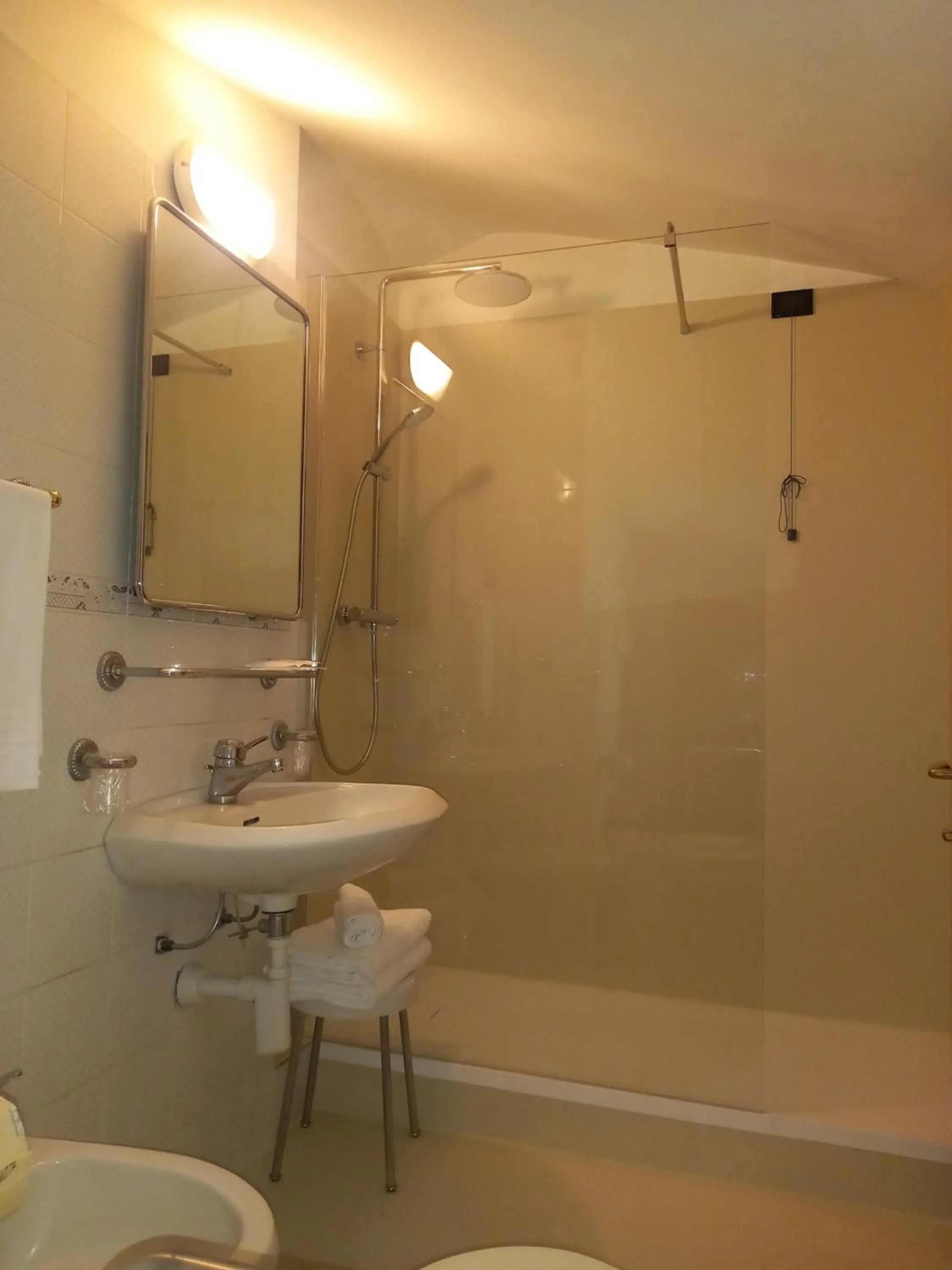 Bathroom in Hotel Valentino Centro Storico