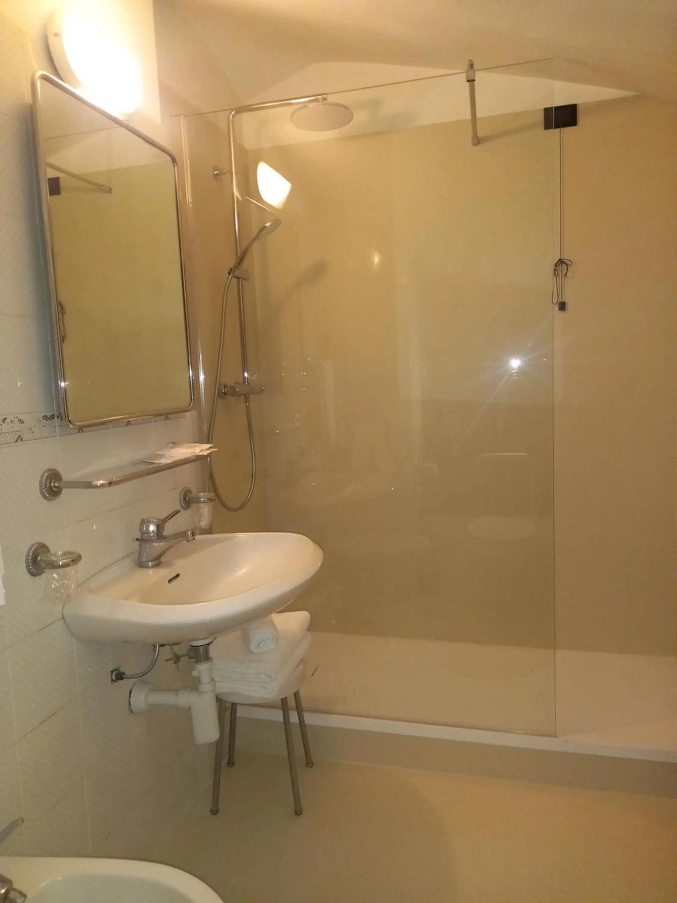 Shower in Hotel Valentino Centro Storico