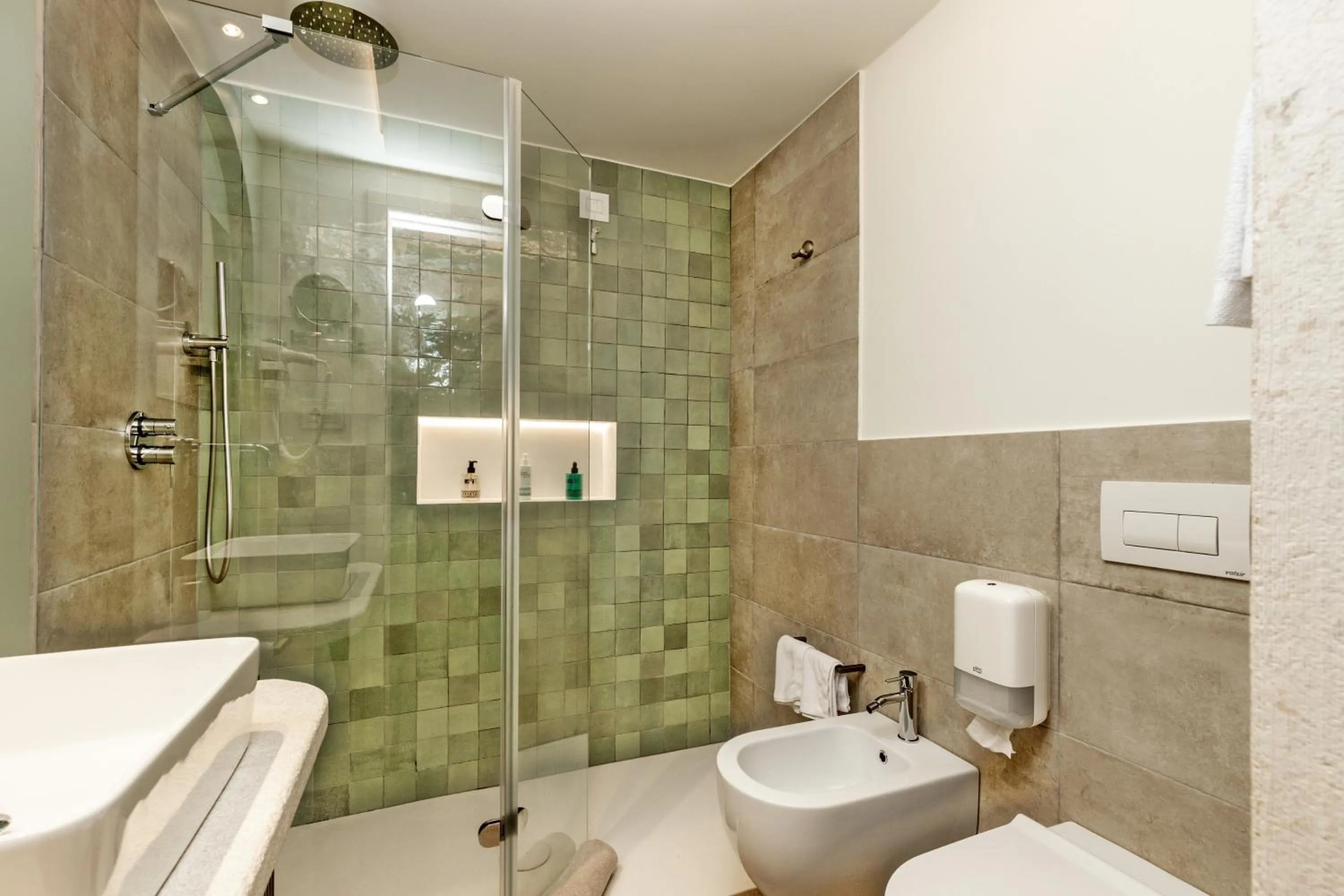 Shower in Hotel Club Saraceno - Bovis Hotels