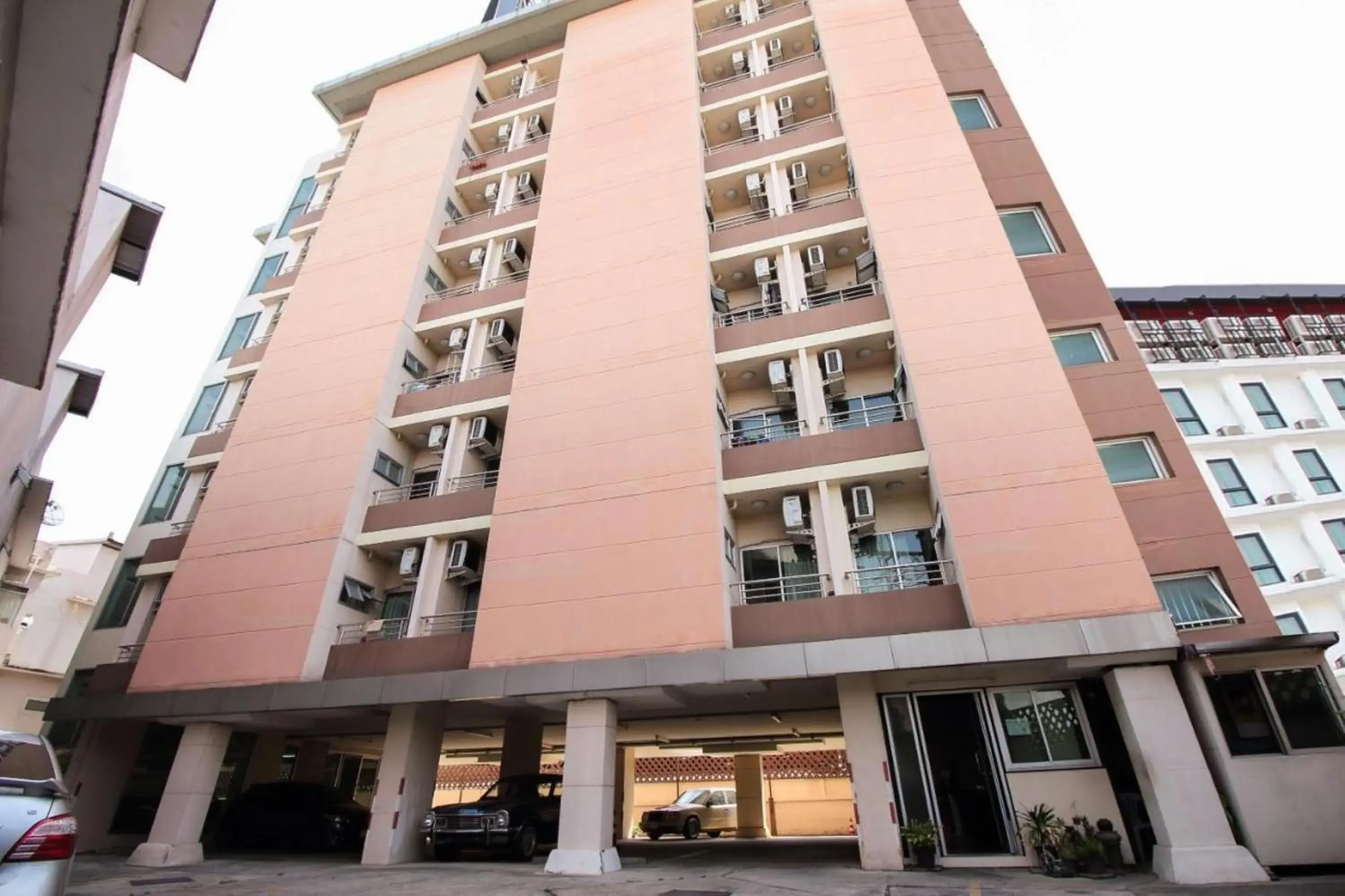 Property building in Mee sook Hotel and Residence Property building in Mee sook Hotel and Residence