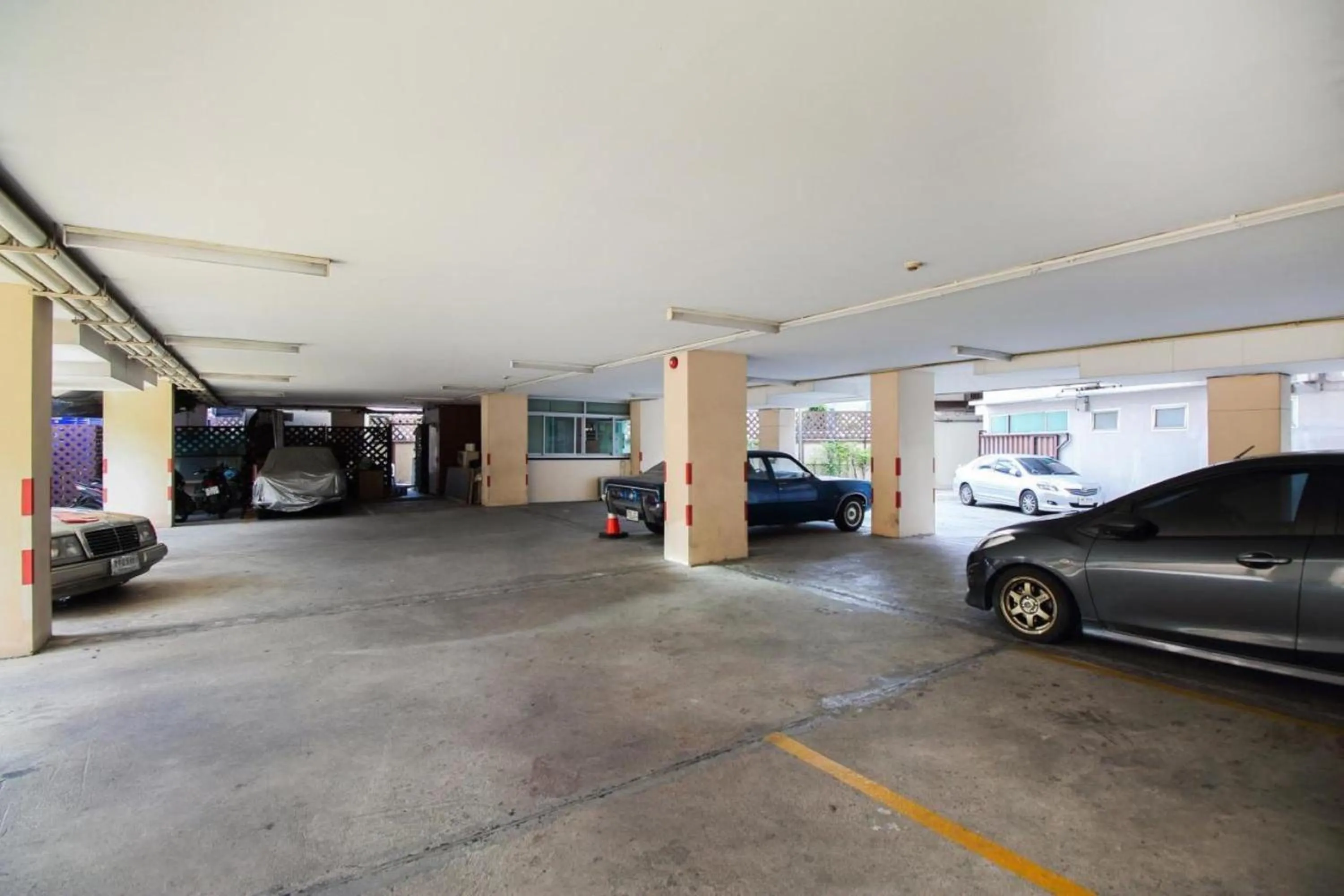 Parking in Mee sook Hotel and Residence