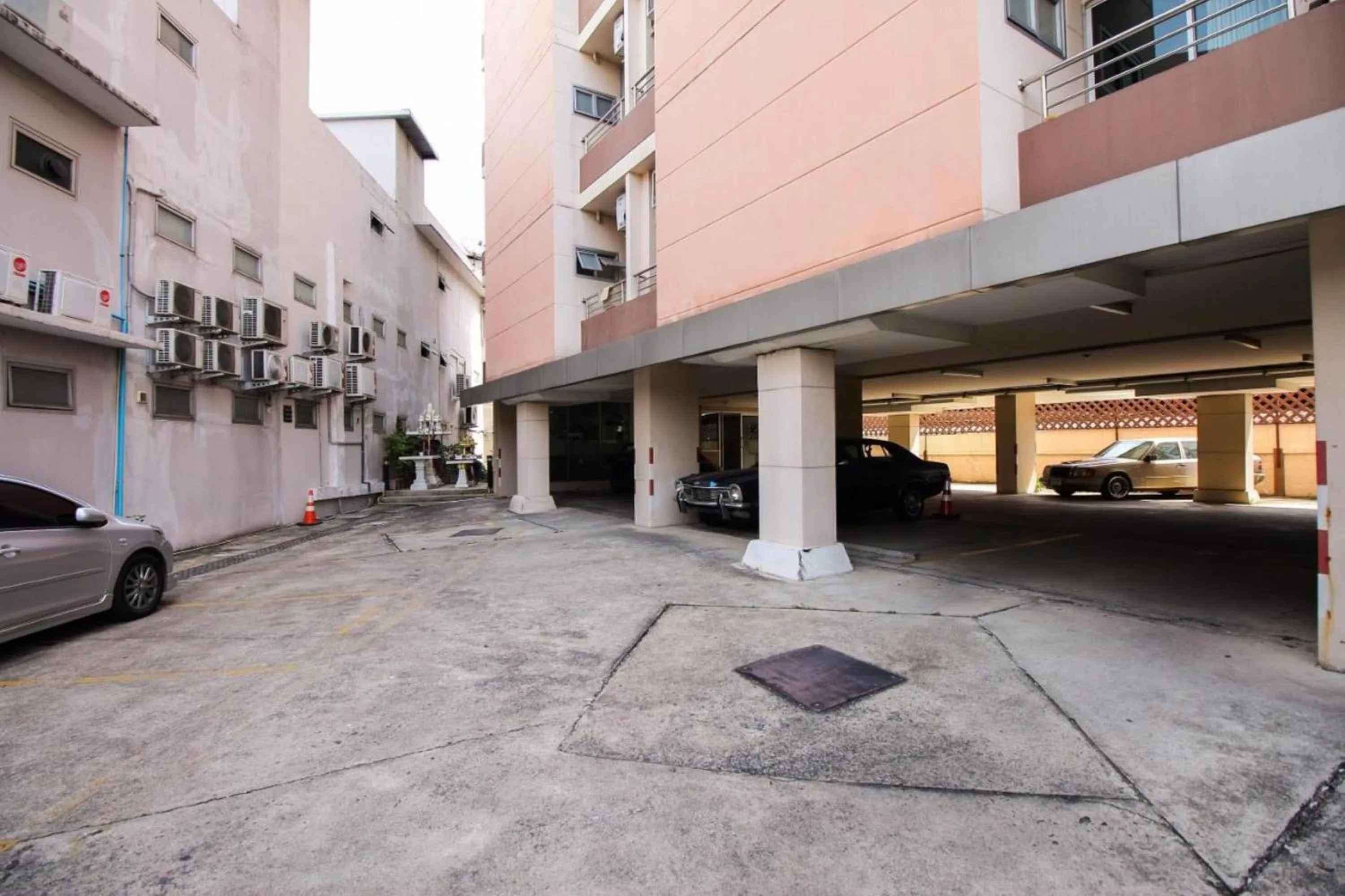 Parking in Mee sook Hotel and Residence