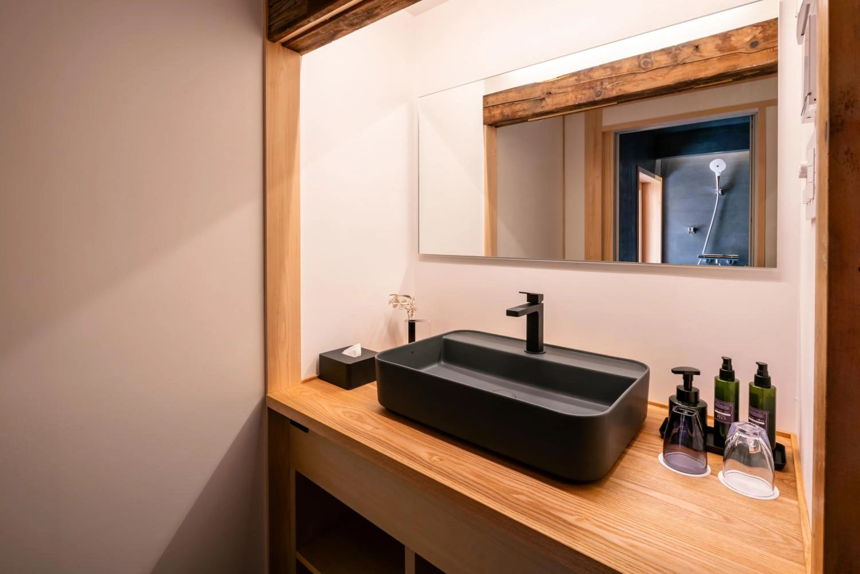 Photo of the whole room in BYAKU Narai