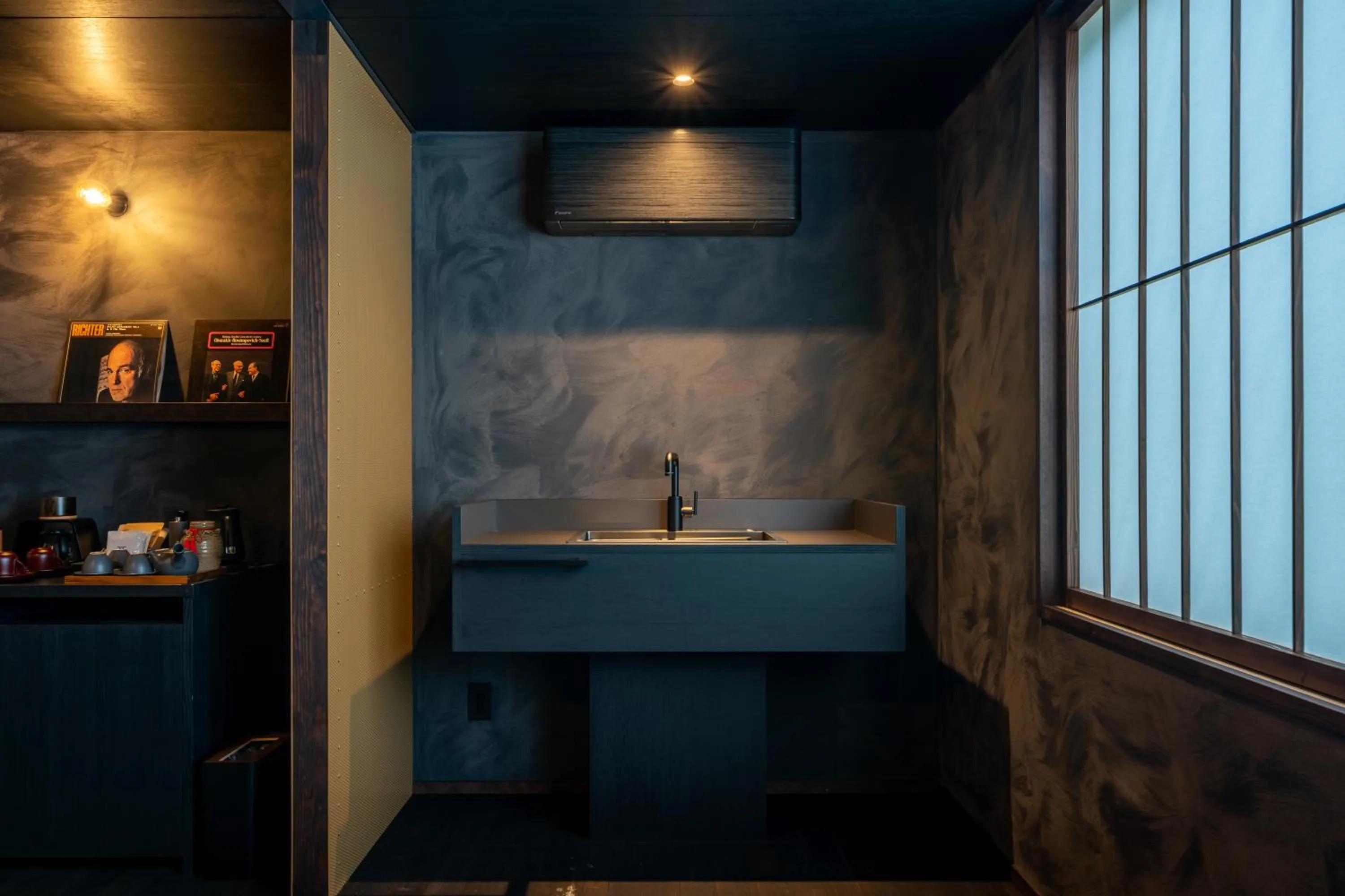 Photo of the whole room in BYAKU Narai