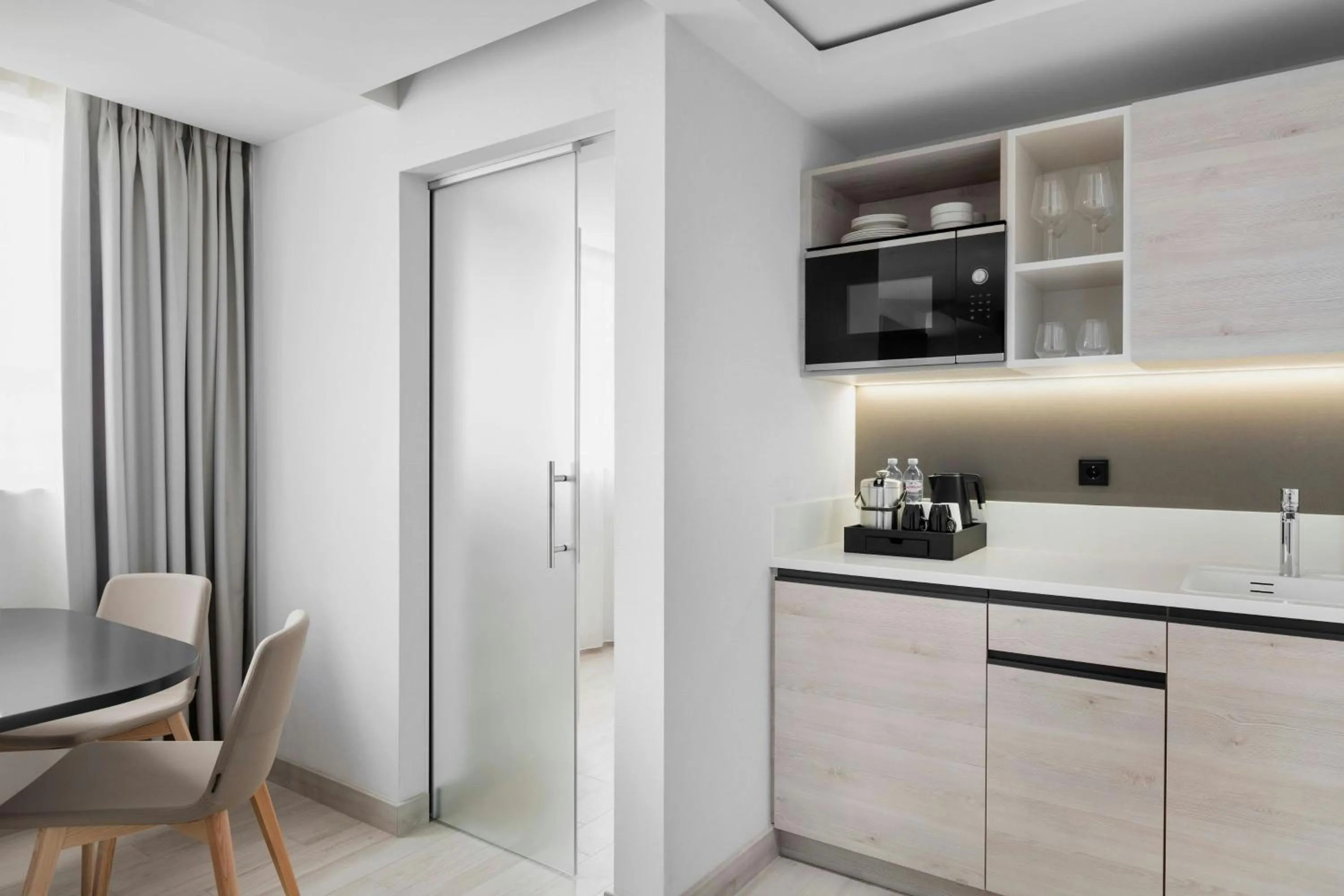 Kitchen or kitchenette in Courtyard by Marriott Batumi