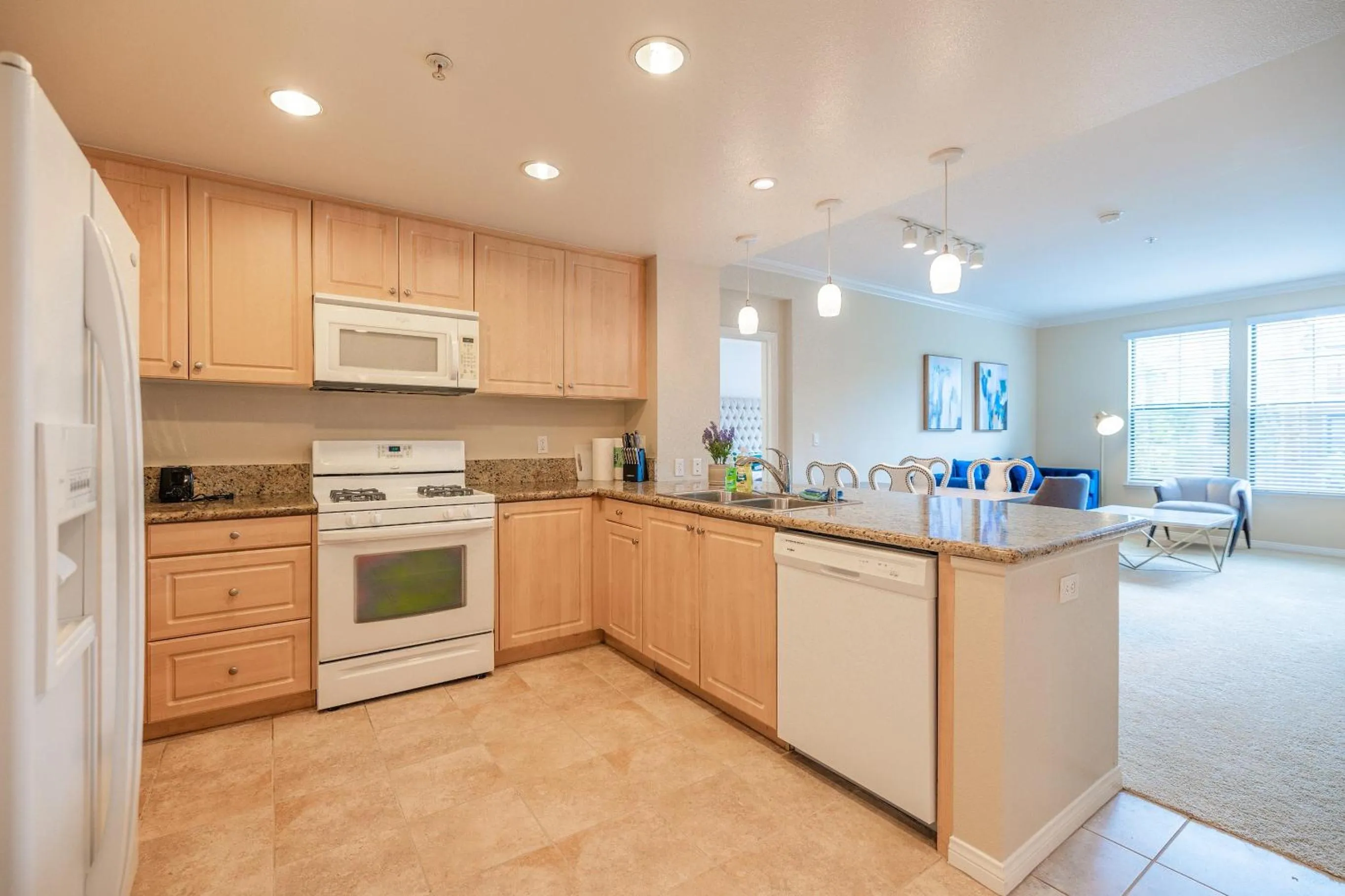Luxury Irvine Spectrum 2 bedrooms 2 Bathrooms Kitchen pool Apartment