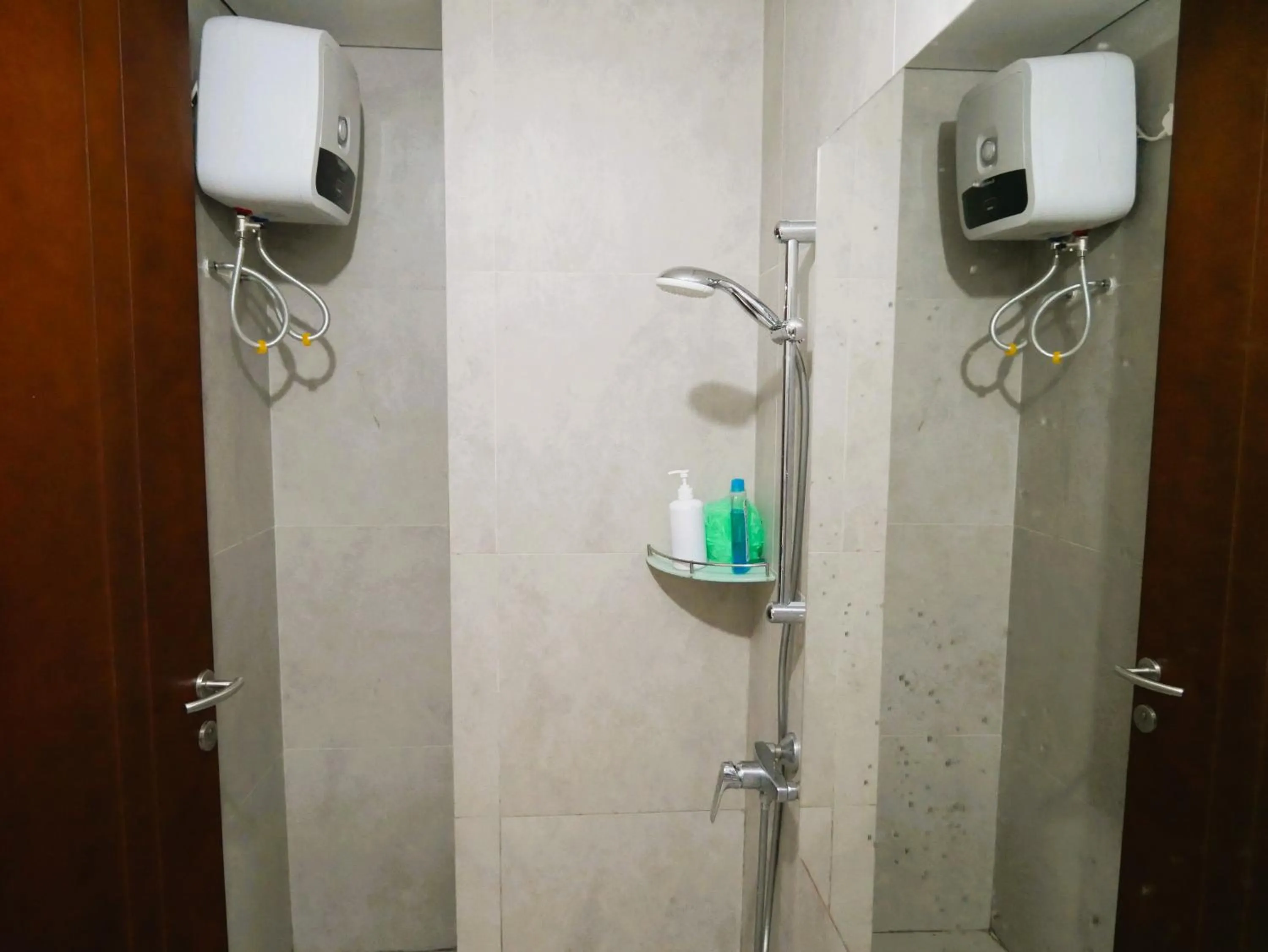 Shower in Meisterstadt Pollux Habibie