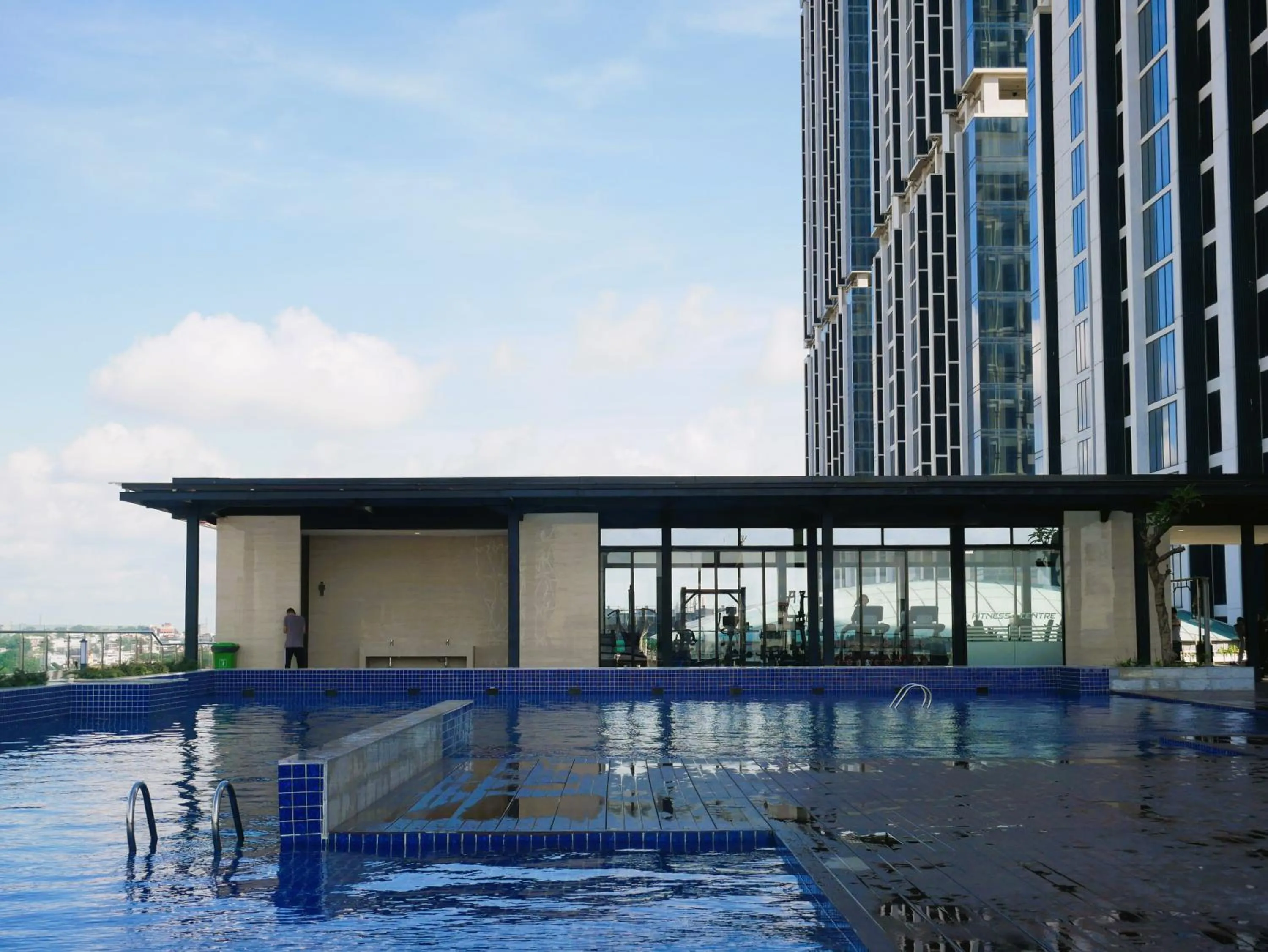 Swimming pool in Meisterstadt Pollux Habibie